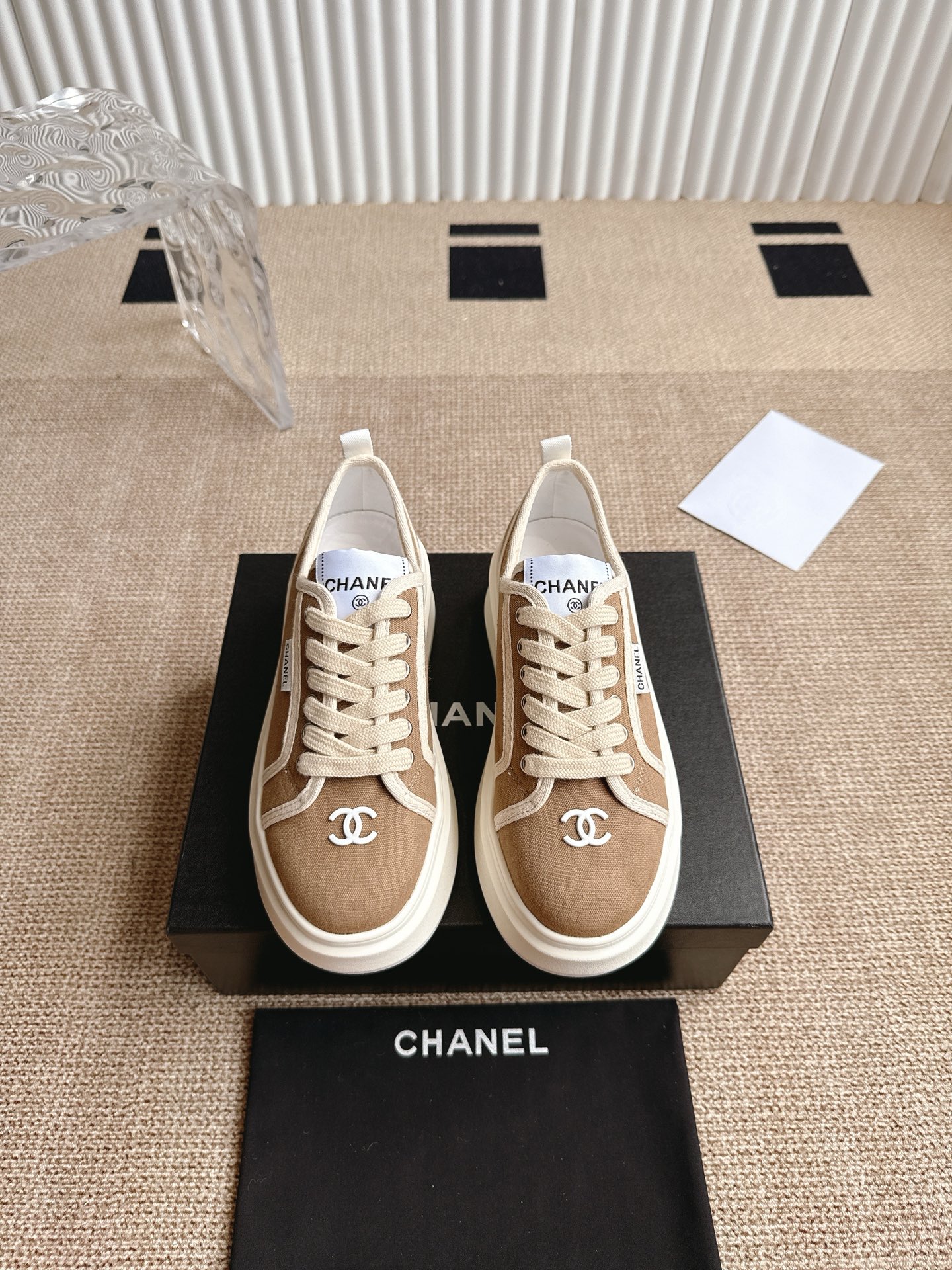 NO:406393,Chanel 25C new sports and casual shoes, versatile white shoes, style matching will not go wrong, contrasting colors and matching are full of vitality, side imprint logo, foot very delicate, original custom upper material, original outsole Size: 35-40, casual shoes/sports shoes, chanel, sneakers19860909Chanel 25C新款运动休闲鞋 百搭小白鞋 款式搭配不会出错撞色搭配活力满满啊 侧面压印logo 上脚很秀气 鞋面原版定制材料 原版大底 Size:35-40,休闲鞋/运动鞋,chanel,sneakers,Women's Shoes