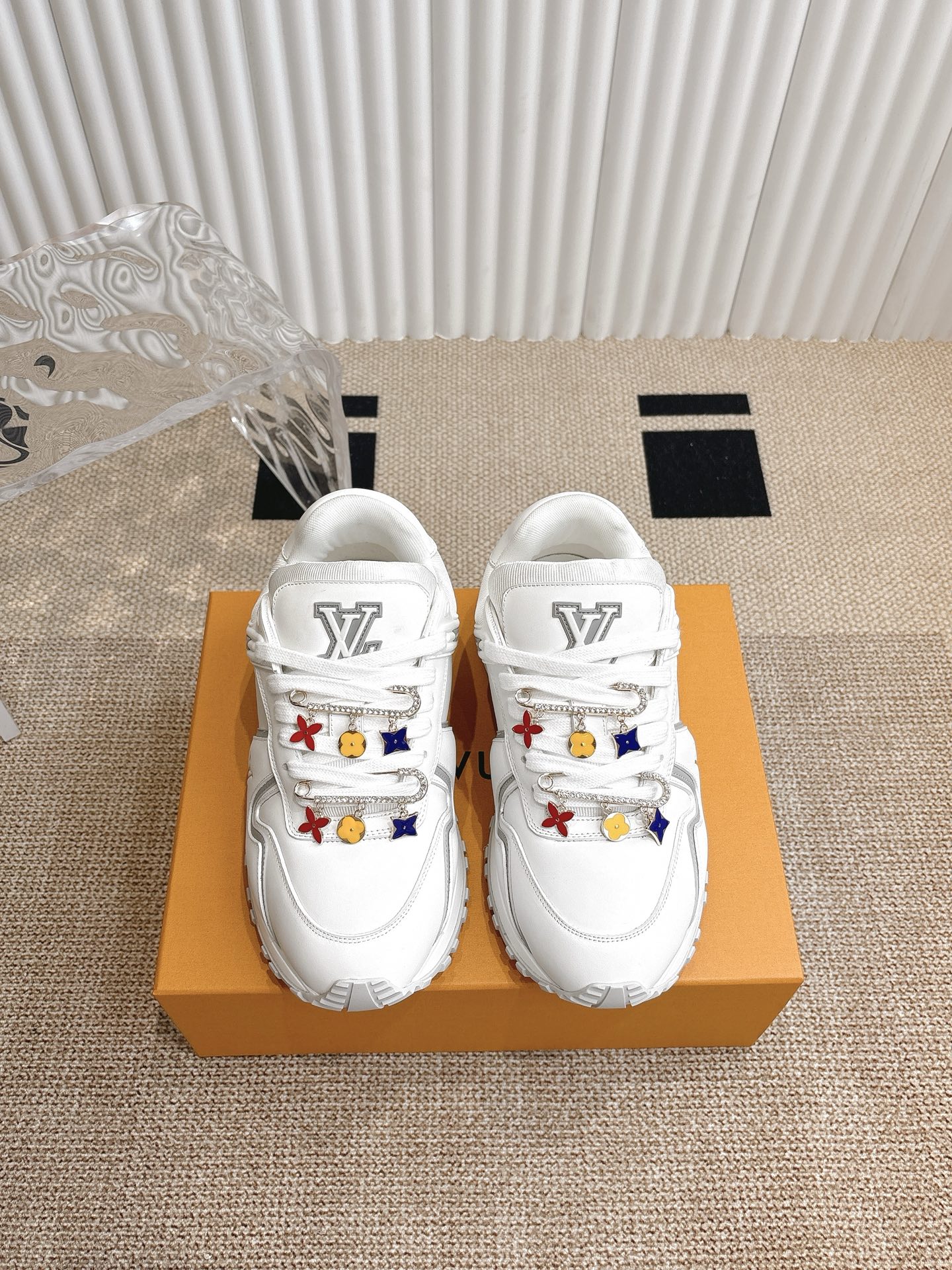 NO:405160,Accessories 60 Louis Vuitton RUN AWAY MAXI sneakers Run Away Moxi sneakers debuted in the early autumn series, continuing the iconic design of Run Away sneakers in a large version. The smooth cowhide upper incorporates contrasting L letters and Vuitton logos, and the light rubber wedge outsole cited the running shoe configuration. Cowhide leather/fabric laces Louis Vuitton elements rubber outsole embellishes Louis Vuitton logo size 35-45, casual shoes/sports shoes, louis vuitton, louis vuitton, sneakers, cowhide19860909配饰60 Louis Vuitton 路易威登RUN AWAY MAXI运动鞋  Run Away Moxi运动鞋初次亮相于 早秋系列,以大号版本延续 Run Away 运动鞋的标志性设计.光滑牛皮革鞋面融入撞色L 字母和 Vuitton标识,轻盈橡胶坡跟外底援引跑鞋构型. 牛皮革/织物 鞋带 路易威登元素 橡胶外底点缀路易威登标识 码数35-45,休闲鞋/运动鞋,louis vuitton,louis vuitton,sneakers,cowhide,Women's Shoes