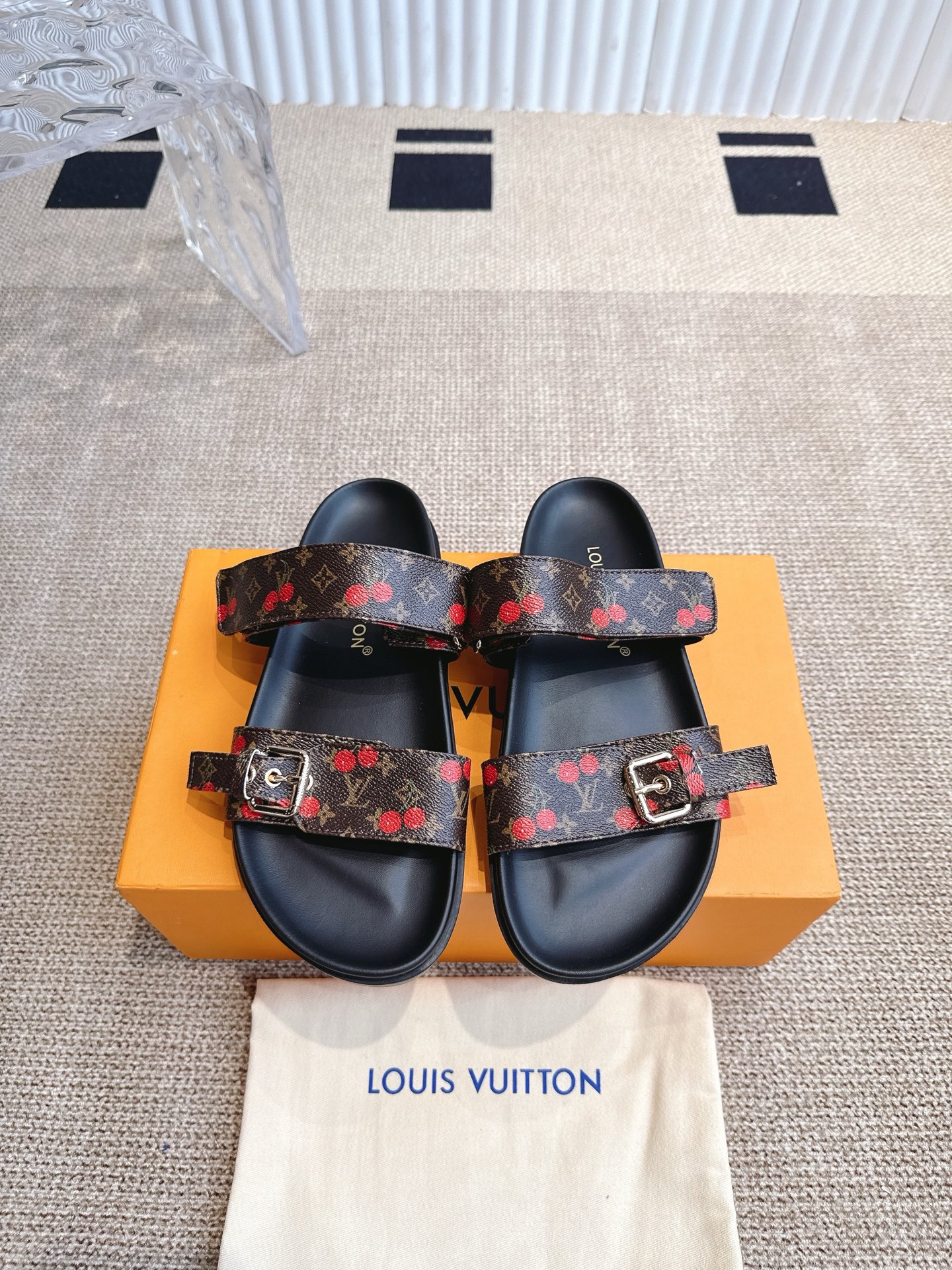 NO:405255,Louis Vuitton 2025ss Cherry Series Spring and Summer New Slippers Velcro Adjustable Flexible Design Full Beach Style Original Opening LV Metal Logo Decorative Upper Cowhide Customized Imported Jacquard Cloth Original Presbyterian Leather Water-dyed Sheepskin Inner Living Three-layer Combination Sole (Water Platform + Wear-resistant Fleece + Rubber Sole) Size35-40 (Customized for 41.42), Slippers, louis vuitton, louis vuitton, slippers, cowhide, sheepskin19860909Louis Vuitton 2025ss 樱桃系列春夏新款拖鞋魔术贴可调松紧的设计 满满的沙滩风情 原版开模LV金属 logo装饰鞋面牛皮 定制进口提花布料原版老花皮料 水染羊皮内里三层组合大底 (水台+耐磨绒+橡胶底) Size35-40（41.42定做）,拖鞋,louis vuitton,louis vuitton,slippers,cowhide,sheepskin,Women's Shoes