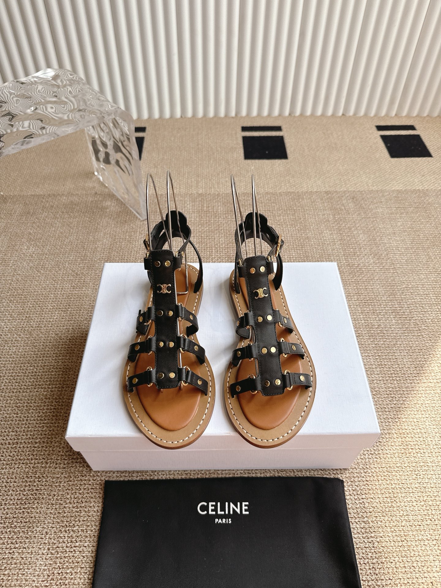 NO:410695,CELINE 25sS New Sandals This season’s Celine made me love it again once again. There are so many beautiful shoes in this season. This sandal is really invincible and easy to match!  The design is matched with the classic logo as an embellishment. The overall visual is particularly pleasing and easy to match. Imported cowhide, sheepskin inner, original open molded rubber sole. Size#35-40, sandals, celine, celine, sandals, cowhide, sheepskin19860909CELINE 25sS 新款凉鞋 这一季的赛琳又让我重新爱了它一次这季节美鞋太多 这款凉拖真是无敌好搭配！ 设计搭配经典的 logo 作为点缀整体视觉特别耐看又好搭配 进口 牛皮面 羊皮内里 原版开模橡胶大底 Size#35-40,凉鞋,celine,celine,sandals,cowhide,sheepskin,Women's Shoes