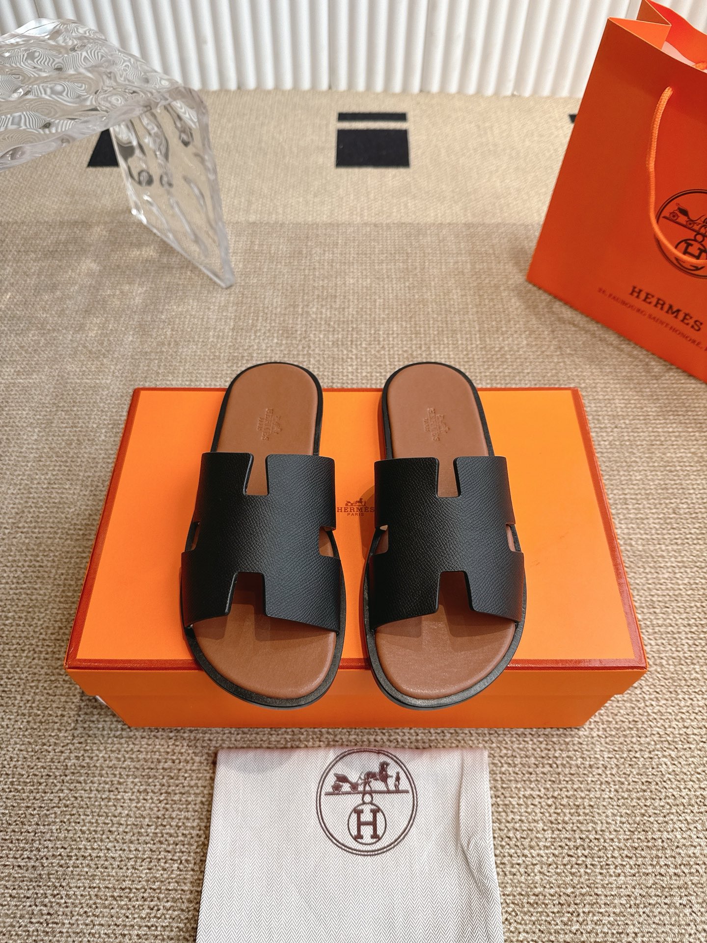 NO:405253,Hermes Izmir Series Couple style Old uncle shoes Retro Second uncle slippers Top version Calfs and suede goatskin sandals, classic 'H' upper This shoe is the finishing touch in your wardrobe, fully displaying Hermes classic style Original custom imported cowhide Fitting imported cowhide footbed imported cowhide Sole original Italian leather outsole Size38-45, slippers, hermes, hermes, sandals, slippers, cowhide, sheepskin, chamois leather, Leather soles19860909Hermes爱马仕Izmir 系列 情侣款 老舅鞋 复古 二舅拖鞋 顶级版本 小牛皮和麂皮山羊皮凉鞋,经典“H”型鞋面 此鞋款是您衣橱中的点睛单品,充分展现爱马仕经典 风格 面料原版定制进口头层牛皮 垫脚进口牛皮里 鞋底原版意大利真皮大底 Size38-45,拖鞋,hermes,hermes,sandals,slippers,cowhide,sheepskin,chamois leather,Leather soles,Women's Shoes