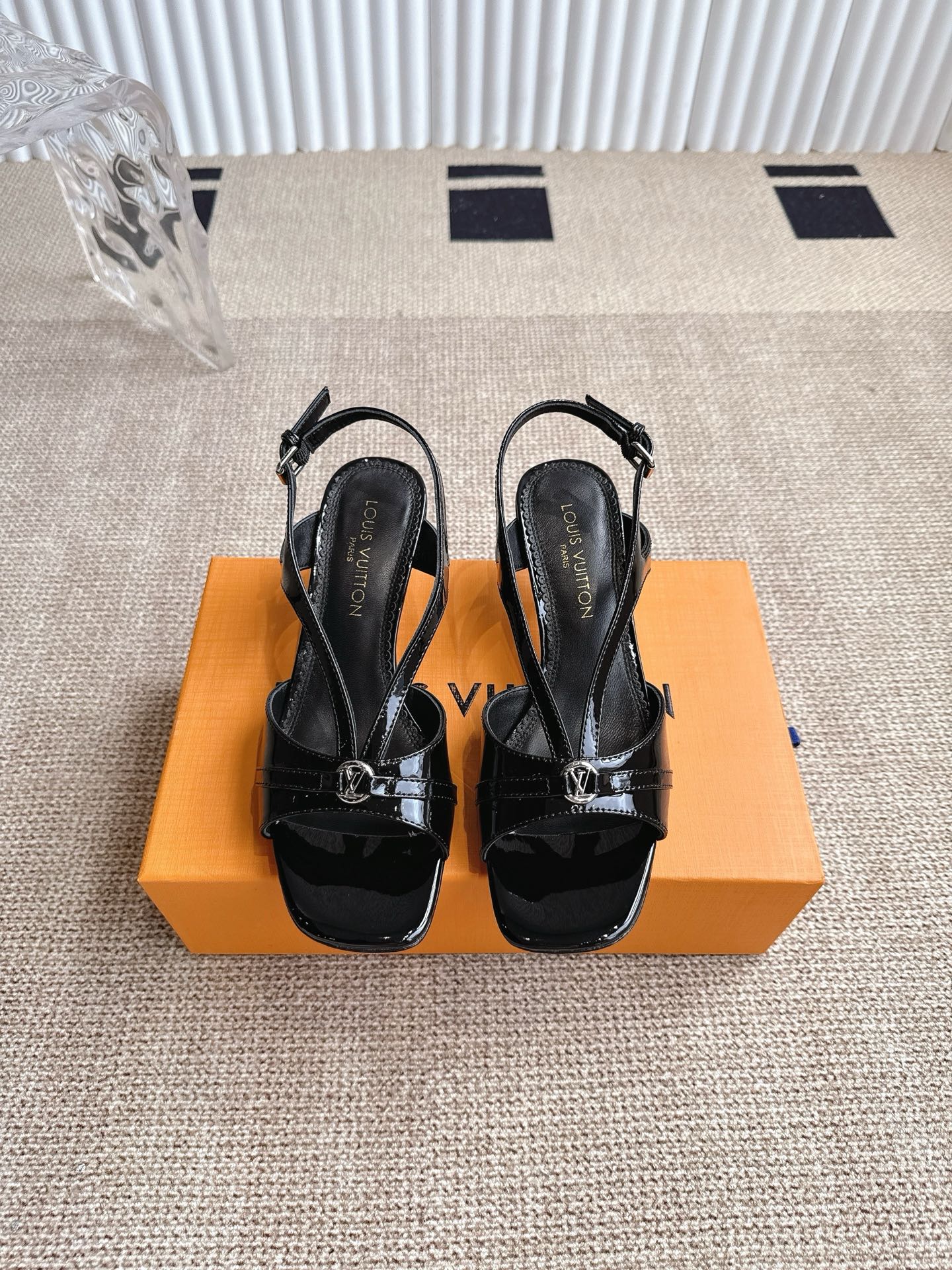 NO:405249,LOUIS VUITTON Lv square head buckle V-shaped sandals with cat heels exposed high heels Lv hardware 'logo' is decorated with embellishments, and the details are particularly high-end!  The sharp styling effect visual feast cannot conceal the elegant temperament of LV. The 4.5cm kitten heel is comfortable and sexy. It is extremely exquisite. The upper is ox patent leather, the inner footbed A-grade sheepskin soft and breathable. Sole imported from Italy. The heel height is 4.5cm. The size is 35-41 (41 custom made without return). Sandals, louis vuitton, louis vuitton, sandals, high heels, sheepskin, Leather soles19860909LOUIS VUITTON Lv方头搭扣 V型带猫跟凉鞋露跟高跟鞋  Lv五金 “logo”饰以点缀,细节质感特别的高级！犀利的造型效果视觉盛宴难以掩饰lv的优雅气质刚刚好的4.5cm小猫跟,好穿舒适性感精致绝伦～ 鞋面牛漆皮 内里垫脚A级羊皮 柔软透气 鞋底意大利进口真皮大底 跟高4.5cm 码数35-41（41定做不退换）,凉鞋,louis vuitton,louis vuitton,sandals,high heels,sheepskin,Leather soles,Women's Shoes