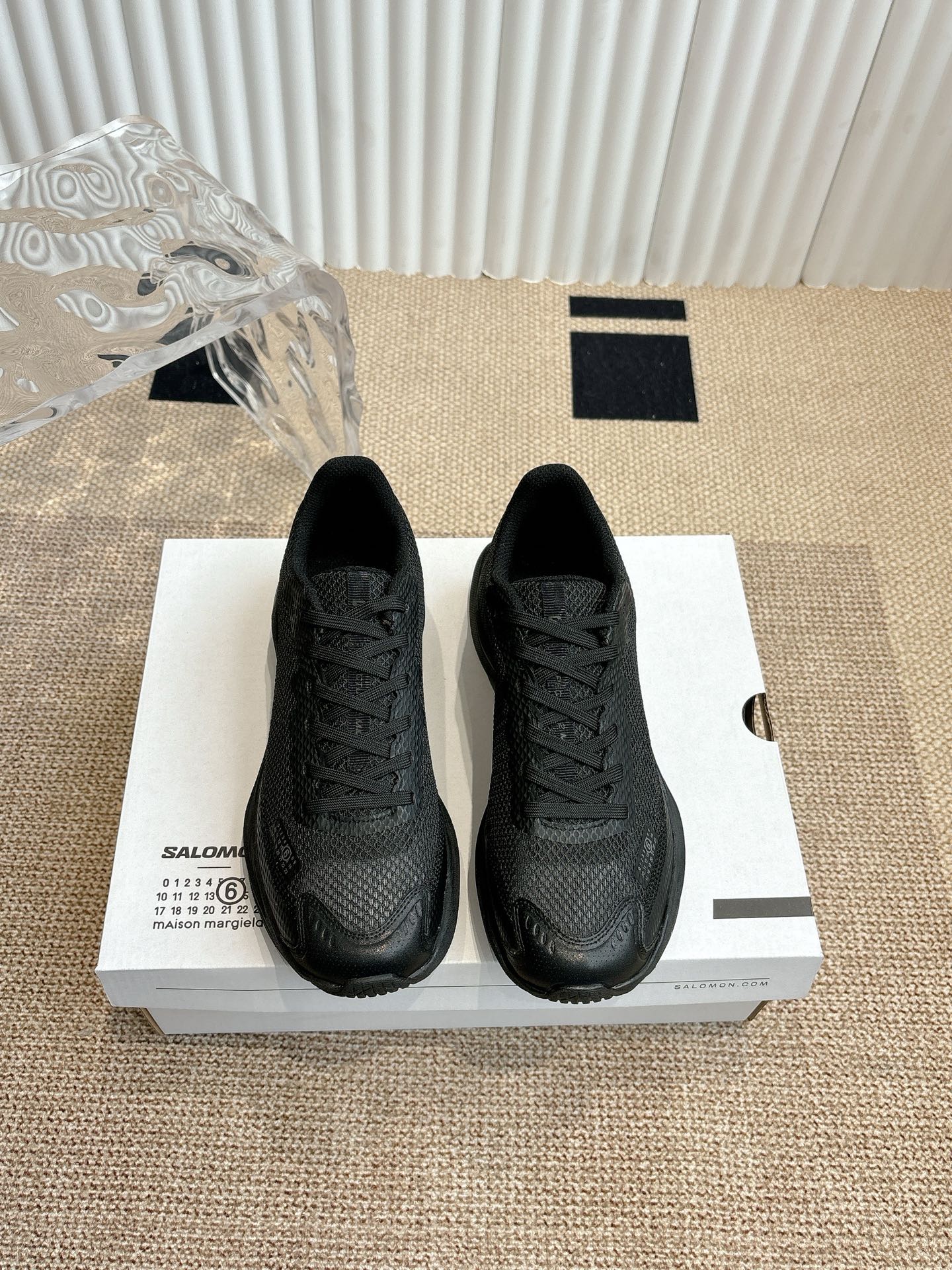 NO:405232,MM6 x SALOMON - 2025 spring and summer series shoes jointly developed by Spectur Maison Margiela and SALOMON, based on the road running shoes Spectur 2, the upper is made of large hole mesh material with the same color pressing glue and cut sheet. The side of the shoe has the brand logo of both parties, and the materials cover polyester fiber, polyurethane, rubber, etc.; it is equipped with full-length carbon fiber board Energy Blade and Energy Foam cushioning system, the rear palm is thickened and widened, and has both propulsion, cushioning rebound and stability. Women's size 35-40, men's 40-45., casual shoes/sports shoes, masion margiela, sneakers19860909MM6 x SALOMON - Spectur Maison Margiela与SALOMON合作的2025春夏系列鞋款,以公路跑鞋Spectur 2为基础,鞋面采用大孔网眼材质搭配同色系压胶与裁片,鞋侧有双方品牌标识,材质涵盖聚酯纤维、聚氨酯、橡胶等；它搭载全长碳纤维板Energy Blade与Energy Foam缓震系统,后掌加厚加宽,兼具推进力、缓震回弹与稳定性. 女码35-40、男40-45.,休闲鞋/运动鞋,masion margiela,sneakers,Women's Shoes