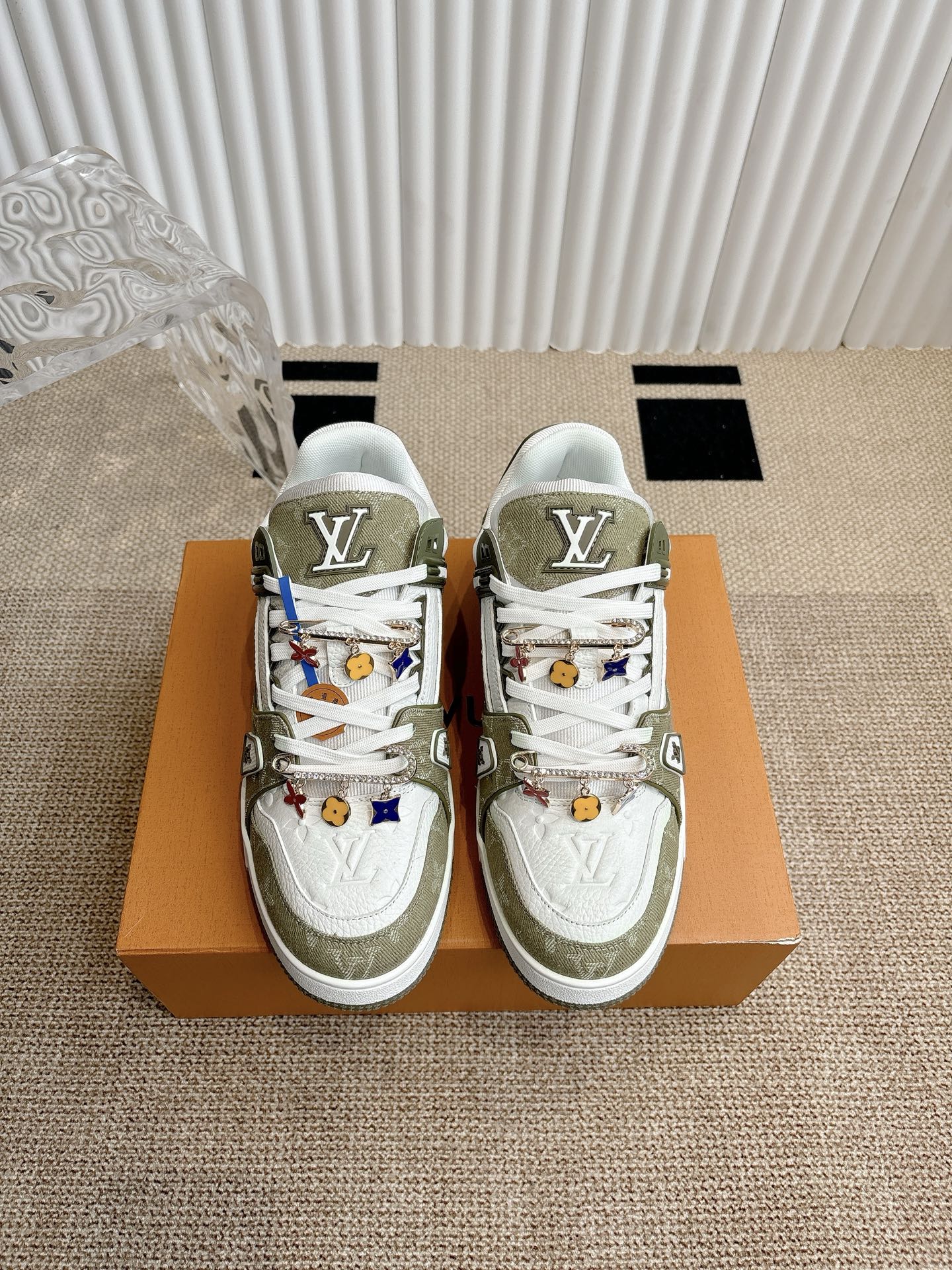 NO:721322,Buckle 60 LOUIS VUITTON Louis Vuitton TRAINER sneakers This LV Trainer sneaker is spliced with Monogram denim and Monogram grained cow leather. The contrast of colors and textures highlights the complex structure and reinterprets the original structure created by Virgil Abloh. The rubber L letter and Vuitton logo are rich in details, and the rubber outsole completes the whole. Monogram denim fabric/Monogram grained cow leather Shoelaces Rubber logo  Rubber outsole with Monogram flower Size 35-45,casual/sneakers,louis vuitton,louis vuitton,louis vuitton,sneakers,cowhide19860909扣60 LOUIS VUITTON 路易威登 TRAINER运动鞋 本款 LV Trainer 运动鞋拼接 Monogram 丹宁布和 Monogram粒面牛皮革,以色彩和质感反差烘托繁复结构,焕新演绎 VirgilAbloh 打造的原版构型.橡胶 L 字母和 Vuitton 标识丰富细节,橡胶外底完善整体. Monogram 丹宁织物 /Monogram 粒面牛皮革 鞋带 橡胶标识 橡胶外底饰有 Monogram 花卉 码数35-45,休闲鞋/运动鞋,louis vuitton,louis vuitton,louis vuitton,sneakers,cowhide,Women's Shoes