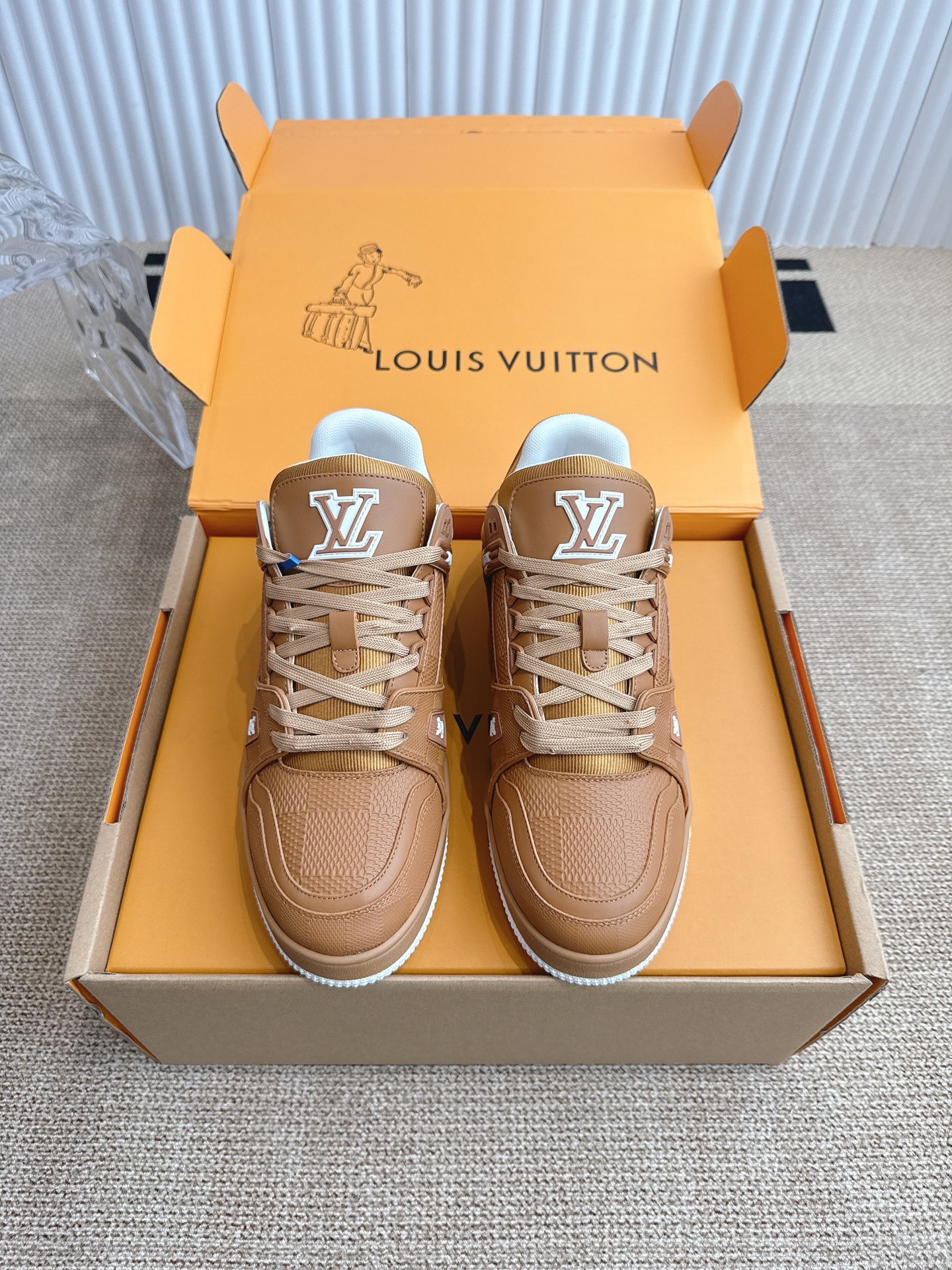 NO:405245,LOUIS VUITTON TRAINER sneakers This LV Trainer sneaker splicing Monogram denim and Monogram grain cowhide leather, contrasting colors and textures to highlight the complex structure, rejuvenating the original configuration created by VirgilAbloh. The rubber L letters and Vuitton logos are rich in details, and the rubber outsole perfects the overall. Monogram denim fabric / Monogram grain cowhide laces Rubber logo Rubber logo Rubber outsole is decorated with Monogram flowers Size 35-45, casual shoes/sneakers, louis vuitton, louis vuitton, louis vuitton, louis vuitton, louis vuitton, sneakers, cowhide19860909LOUIS VUITTON 路易威登 TRAINER运动鞋 本款 LV Trainer 运动鞋拼接 Monogram 丹宁布和 Monogram粒面牛皮革,以色彩和质感反差烘托繁复结构,焕新演绎 VirgilAbloh 打造的原版构型.橡胶 L 字母和 Vuitton 标识丰富细节,橡胶外底完善整体. Monogram 丹宁织物 /Monogram 粒面牛皮革 鞋带 橡胶标识 橡胶外底饰有 Monogram 花卉 码数35-45,休闲鞋/运动鞋,louis vuitton,louis vuitton,louis vuitton,sneakers,cowhide,Women's Shoes