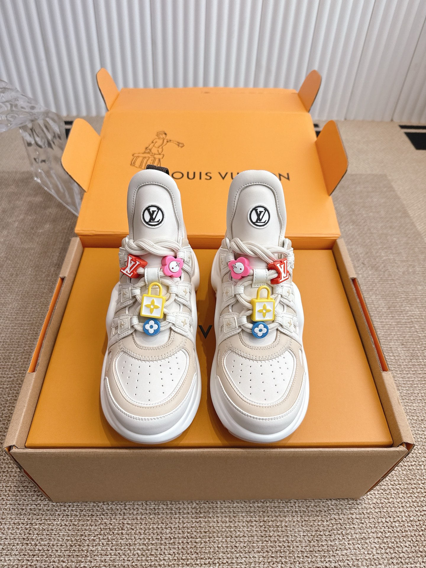 NO:405241,Purchasing grade Louis Vuitton arch bridge casual thick sole lace top version This IV uses eye-catching wavy sole and large tongue, equipped with a sporty super elastic rubber outsole, full of attention, and is made of a variety of high-tech fabrics to create a soft and elastic upper, comfortable and soft on the feet!  Size: 35-40, casual shoes/sports shoes, louis vuitton, louis vuitton, sneakers19860909代购级Louis Vuitton 路易威拱桥底休闲厚底系带  顶级版本 此款IV采用抢眼的波浪形鞋底和大型鞋舌,搭载运动气息十足的超弹性风格橡胶外底,注目度十足,再配合上由多种高科技布料打造柔软弹力鞋面,上脚舒适柔软！ 码数:35-40,休闲鞋/运动鞋,louis vuitton,louis vuitton,sneakers,Women's Shoes