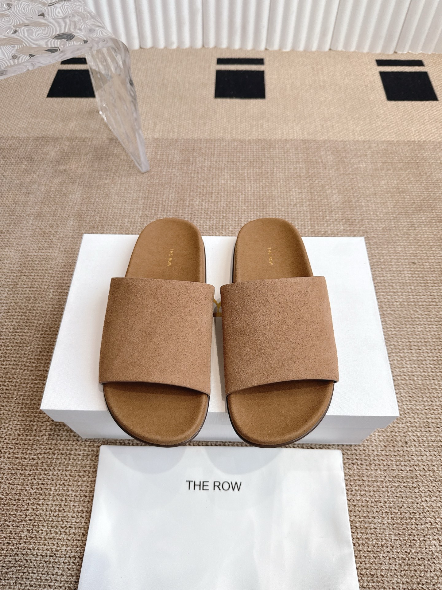 NO:405227,The row 25ss Home leisure, the same style of beach flat versatile slippers in internet celebrities. Simple items worth buying in spring and summer. Slippers with simple style but high-end aura are essential for daily vacation. You can have your own aura when you match it casually. The upper imported suede footbed goatskin. Sole round version of the open mold water table rubber large sole. Size: 35-39 (customized for 40), slippers, slippers, sheepskin, chamois leather.19860909The row 25ss 居家休闲 网红同款沙滩平底百搭拖鞋 春夏值得入手的简约单品简单的风格却自带高级气场的拖鞋日常度假都是必不可少 随便搭配一下都可以自带气场出 现 鞋面进口麂皮 垫脚山羊皮 鞋底圆版开模水台橡胶大 底 Size:35-39（40定做）,拖鞋,slippers,sheepskin,chamois leather,Women's Shoes