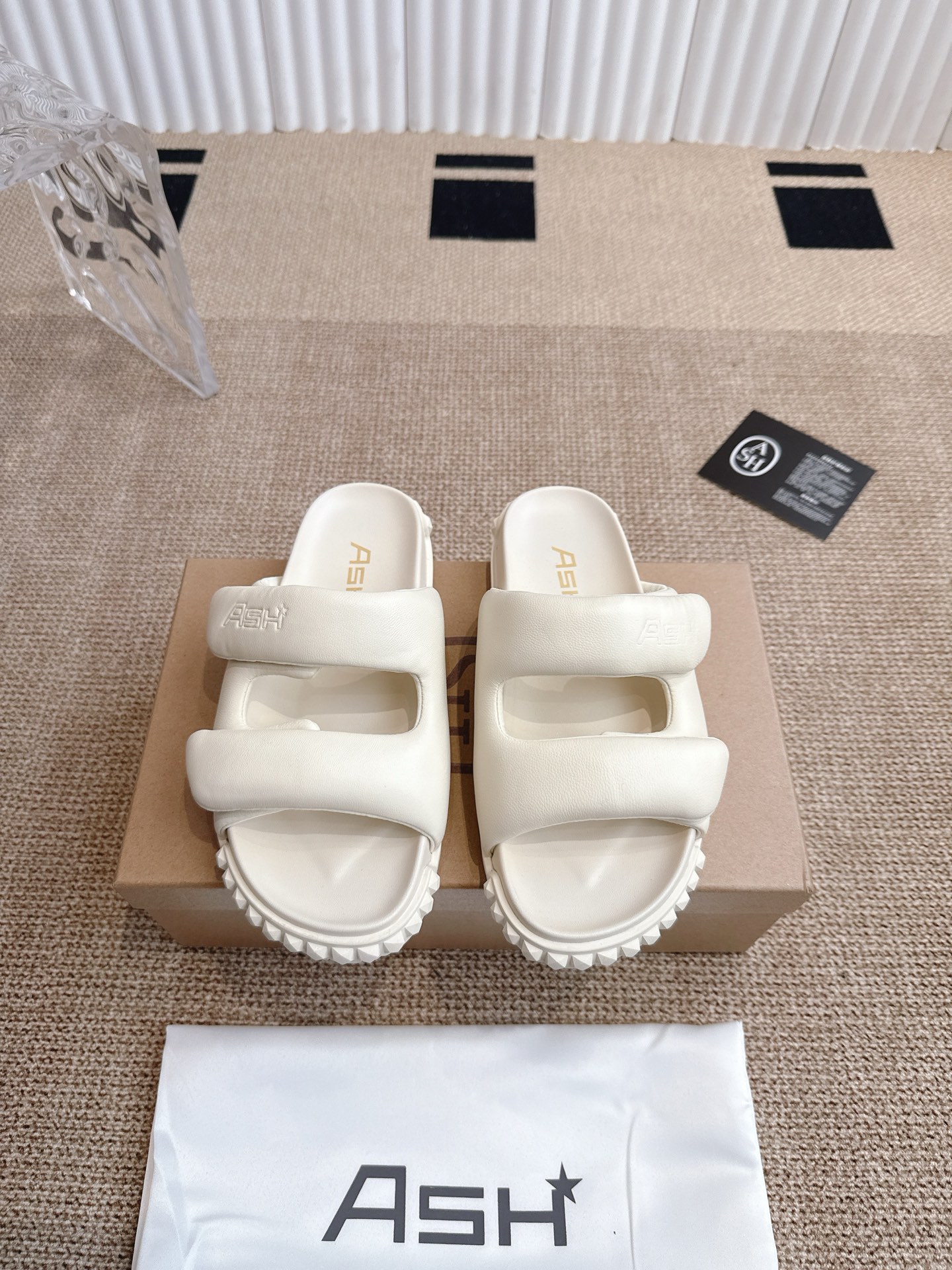 NO:405220,ASH 25ss new spring and summer models series casual flat slippers models synchronously new models textured leather glossy sheepskin creates a modern outline, soft texture on the feet adds points, and the lightness and freedom of walking in the clouds!  The leather foot bed is soft and skin-friendly and has an artificial curved curve, making it more comfortable to wear with the foot shape!  The adjustable belt buckle can be freely adjusted to tightness, making it easy to put on and take off!  The rubber sole is easy to stop slipping, durable and lightweight!  Size35-40 (40 custom made without return), slippers, slippers, sheepskin19860909ASH 25ss 春夏季新款 系列休闲 平底 拖鞋款 同步新款 质感皮面光泽羊皮打造摩登轮廓,上脚绵软质感加分,行走云端的轻盈自在！ 皮质脚床柔软亲肤搭配符合人工学的弯曲弧度,更贴合脚型穿着舒适！ 可调节皮带扣可以自由调节松紧,方便穿脱！ 橡胶大底轻松止滑,耐穿又轻便！ Size35-40（40订做不退换）,拖鞋,slippers,sheepskin,Women's Shoes