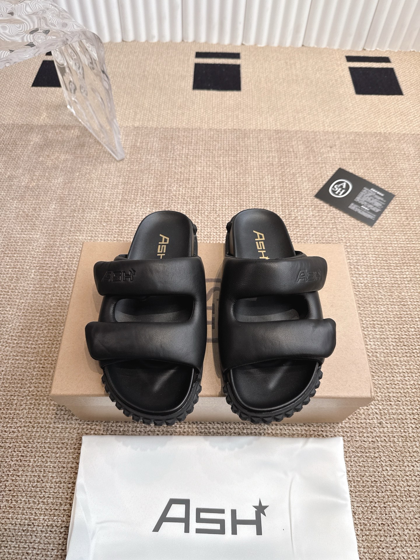 NO:405216,ASH 25ss new spring and summer style series casual flat slippers style synchronizes the new textured leather glossy sheepskin to create a modern outline, soft texture on the feet adds points, and the lightness and freedom of walking in the clouds!  The leather foot bed is soft and skin-friendly and has an artificial curved curve, making it more comfortable to wear with the foot shape!  The adjustable belt buckle can be freely adjusted to tightness, making it easy to put on and take off!  The rubber sole is easy to stop slipping, durable and lightweight!  Size35-40 (40 custom made without return), slippers, slippers, sheepskin19860909ASH 25ss 春夏季新款 系列休闲 平底 拖鞋款  同步新款质感皮面光泽羊皮打造摩登轮廓,上脚绵软质感加分,行走云端的轻盈自在！ 皮质脚床柔软亲肤搭配符合人工学的弯曲弧度,更贴合脚型穿着舒适！ 可调节皮带扣可以自由调节松紧,方便穿脱！ 橡胶大底轻松止滑,耐穿又轻便！ Size35-40（40订做不退换）,拖鞋,slippers,sheepskin,Women's Shoes