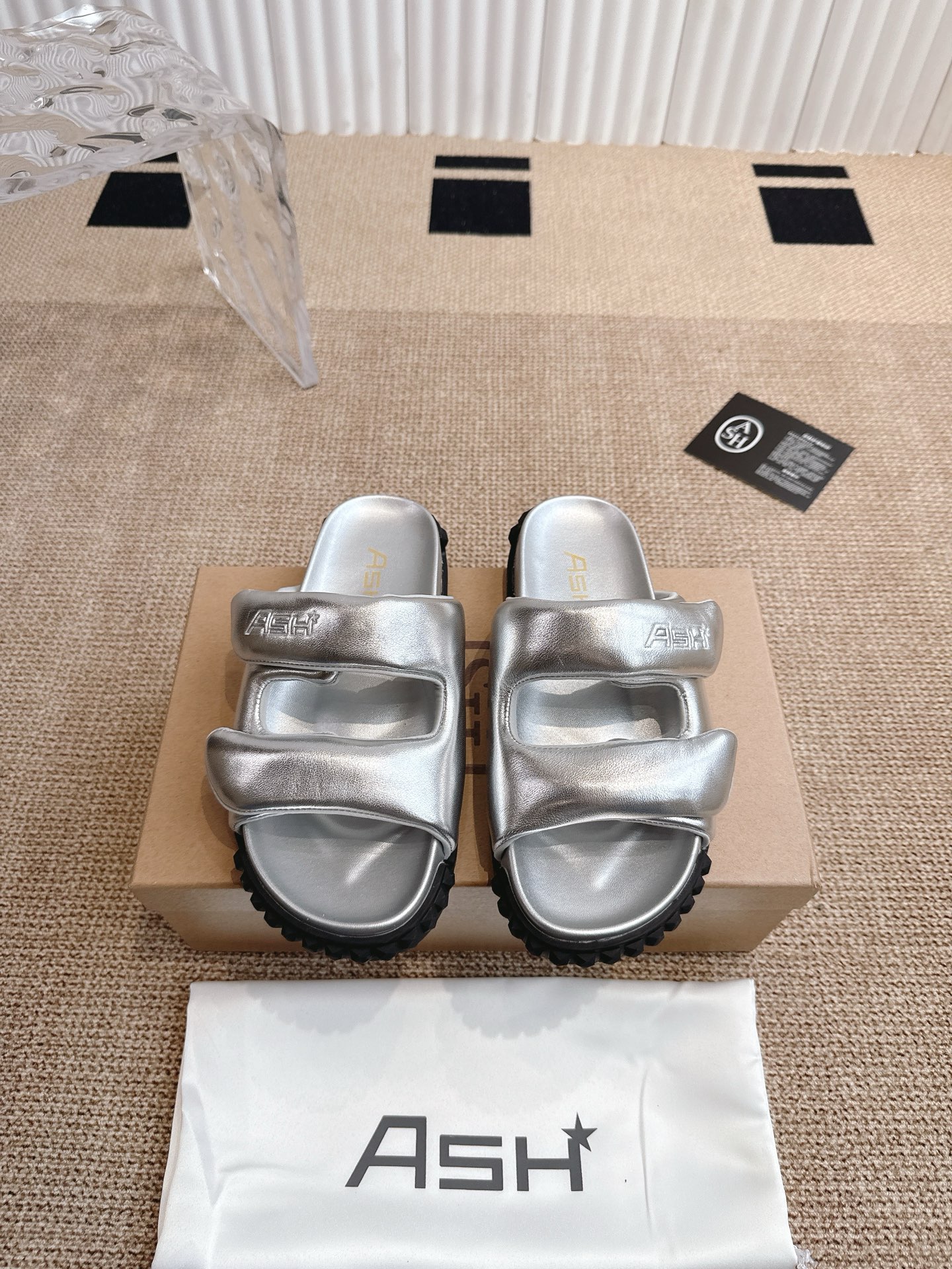 NO:405224,ASH 25ss new spring and summer style series casual flat slippers style synchronizes the new textured leather glossy sheepskin to create a modern outline, soft texture on the feet adds points, and the lightness and freedom of walking in the clouds!  The leather foot bed is soft and skin-friendly and has an artificial curved curve, making it more comfortable to wear with the foot shape!  The adjustable belt buckle can be freely adjusted to tightness, making it easy to put on and take off!  The rubber sole is easy to stop slipping, durable and lightweight!  Size35-40 (40 custom made without return), slippers, slippers, sheepskin19860909ASH 25ss 春夏季新款 系列休闲 平底 拖鞋款  同步新款质感皮面光泽羊皮打造摩登轮廓,上脚绵软质感加分,行走云端的轻盈自在！ 皮质脚床柔软亲肤搭配符合人工学的弯曲弧度,更贴合脚型穿着舒适！ 可调节皮带扣可以自由调节松紧,方便穿脱！ 橡胶大底轻松止滑,耐穿又轻便！ Size35-40（40订做不退换）,拖鞋,slippers,sheepskin,Women's Shoes