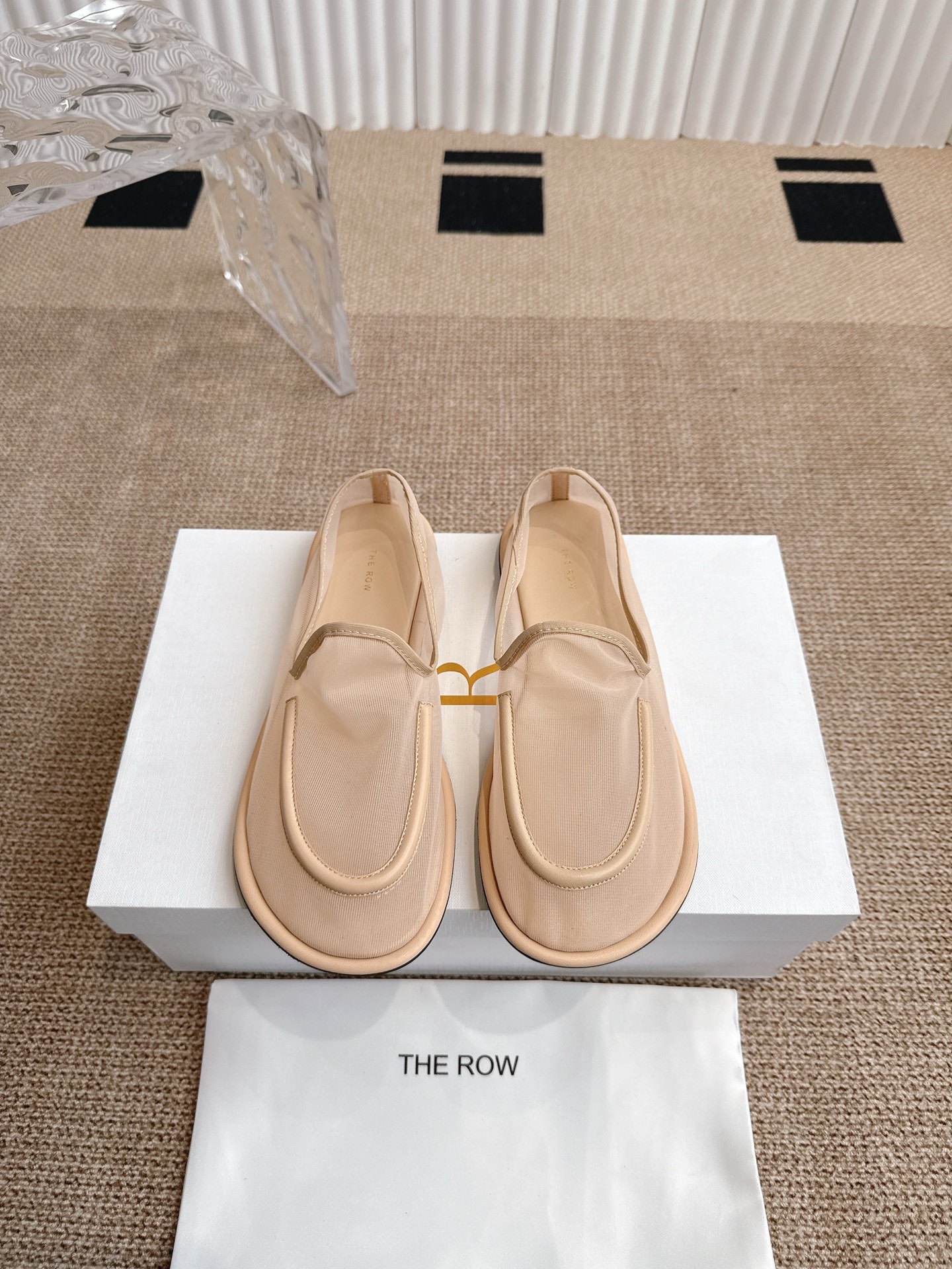 NO:405211,The Row mesh simple shoes, with a fairy-like hazy beauty, high-end and decent, can also be beautiful when wearing slippers in summer. The glittering and adorable embellishments add a gorgeous and romantic feeling, which is easily attracted at a glance. The match is also quite extensive. Daily or party activities can show elegant charm and temperament. Upper material imported mesh sheepskin edges, imported beef wrinkle paint inside, rubber outsole size 35-39 (40 custom made without return), single shoes, slippers, sheepskin19860909The Row 网纱简约单鞋 自带仙气朦胧美,高级又不失体面,夏天穿个拖鞋也能美美的出街 闪闪惹人爱的点缀更增添了份华丽浪漫感很容易一眼就被吸引 搭配场合也挺广泛的日常或者派对活动都能展现优雅的魅力气质 鞋面材质进口网纱羊皮包边 内里进口牛皱漆 橡胶大底 码数35-39(40定做不退换),单鞋,slippers,sheepskin,Women's Shoes