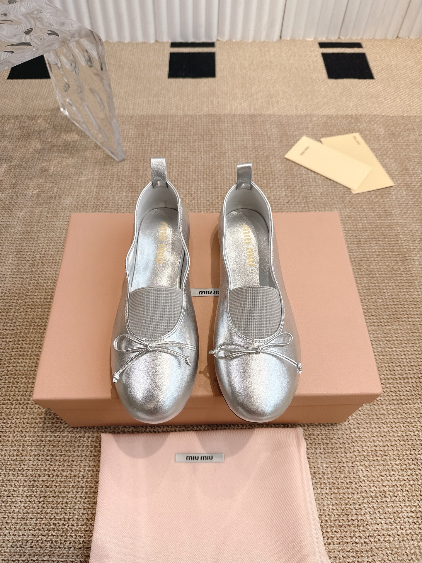 NO:405200,MiuMiu 25 spring and summer new ballet shoes. The fresh spring and summer color scheme is beautiful, and the daily outfits are very suitable for the shoe side. It has an exclusive logo style, showing elegant charm on the feet!  The upper is made of sheepskin, inner footbed sheepskin, and imported genuine leather sole from Italy!  Size: 35-40, ballet shoes, miumiu, sheepskin, Leather soles19860909MiuMiu 缪缪25春夏新款芭蕾舞鞋 春夏清新配色曲线优美,日常穿搭都很搭鞋边有专属标识性Logo格调,上脚尽显优雅魅力！ 鞋面采用羊皮 内里垫脚羊皮 意大利进口真皮大底！ 码数:35-40,芭蕾舞鞋,miumiu,sheepskin,Leather soles,Women's Shoes