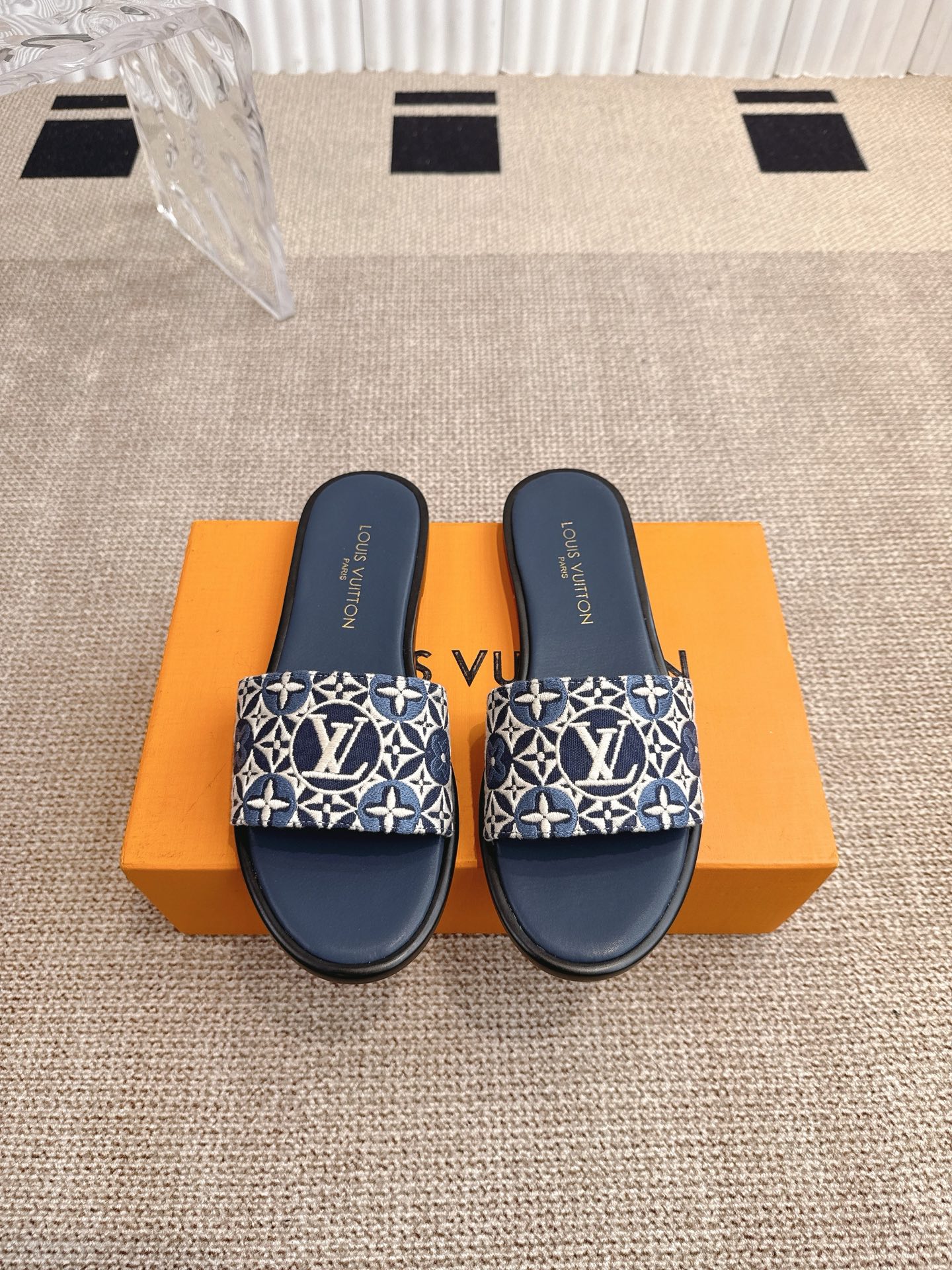 NO:405217,Louis Vuitton ss25 new arrival Spring and summer new series high-heeled slippers are simple and exquisite, full of high-end feel, showing elegant temperament ~ the feet are super beautiful, full of summer shoes, imported top layer cowhide 3D printing inner lining sheepskin lining outsole imported from Italy Size 35-41, slippers, louis vuitton, slippers, cowhide, sheepskin, Leather soles19860909Louis Vuitton ss25 new arrival 春夏新品系列高跟拖鞋简约精致  高级感满满,尽显优雅气质～上脚超好看,拉满了夏日美鞋的绝绝子 鞋面进口头层牛皮3d打印 内里羊皮内里 大底意大利进口真皮大底 码数35-41,拖鞋,louis vuitton,slippers,cowhide,sheepskin,Leather soles,Women's Shoes