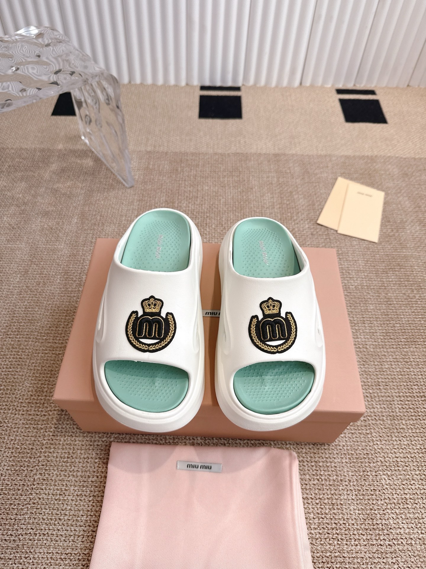 NO:405221,MiuMiu Miu thick-soled slippers in summer 2025 new internet celebrity wear sports beach anti-slip and wear-resistant sandals This summer, every step is worth remembering, youth is always in the sunniest place to help you keep it like a pair of slippers heart-wrenching. Size 35-44, slippers, miumiu, slippers19860909MiuMiu 缪缪厚底拖鞋夏季2025新款网红外穿运动沙滩防滑踩屎感耐磨凉拖 这个夏季,每一步都值得纪念,青春总是在最阳光的地方帮你保留着就像一双拖鞋透心 码数35-44,拖鞋,miumiu,slippers,Women's Shoes