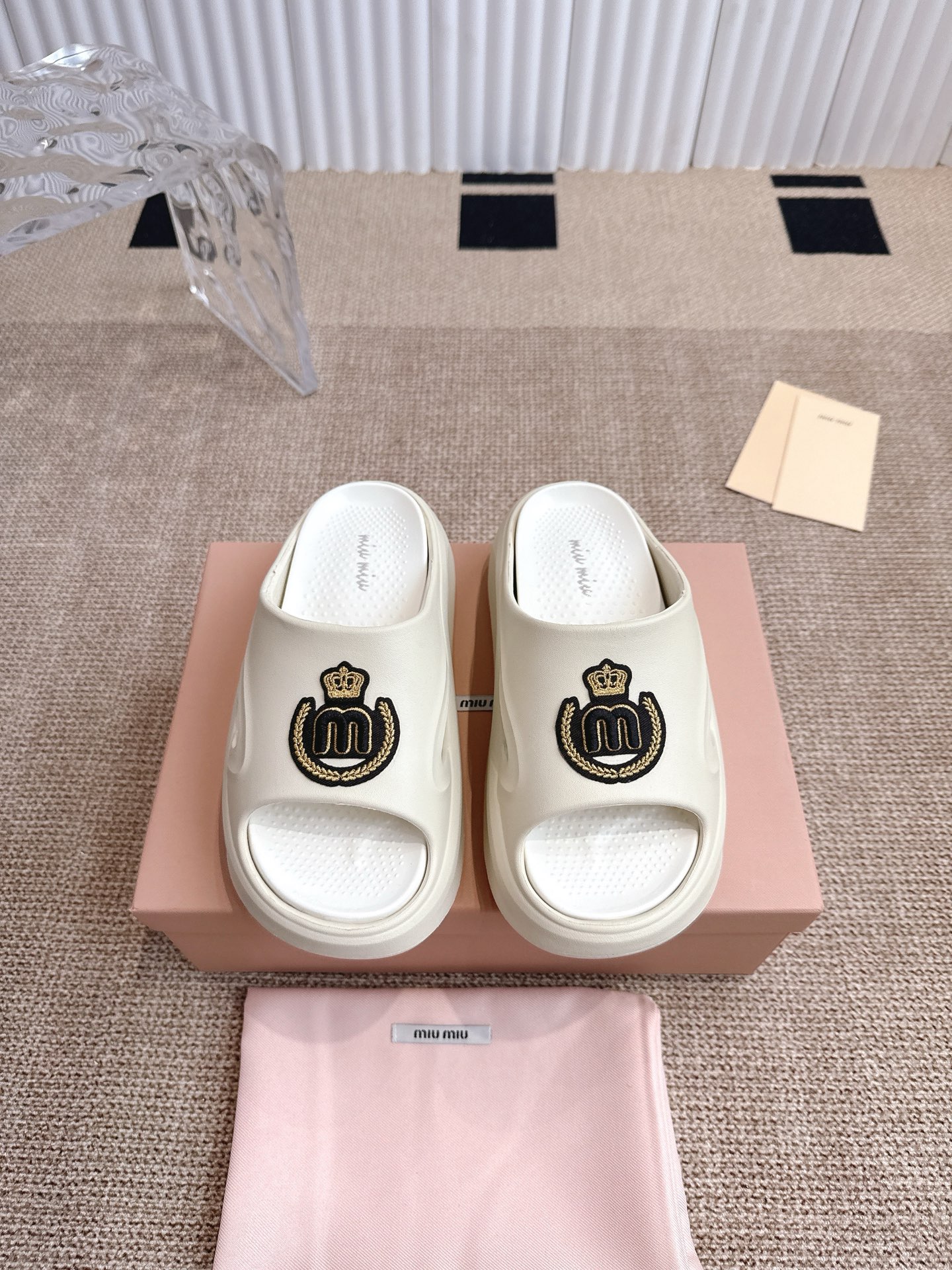 NO:405179,MiuMiu Miu thick-soled slippers in summer 2025 new internet celebrity wear sports beach anti-slip and wear-resistant sandals This summer, every step is worth remembering, youth is always in the sunniest place to help you keep it like a pair of slippers heart-wrenching. Size 35-40, slippers, miumiu, slippers19860909MiuMiu 缪缪厚底拖鞋夏季2025新款网红外穿运动沙滩防滑踩屎感耐磨凉拖 这个夏季,每一步都值得纪念,青春总是在最阳光的地方帮你保留着就像一双拖鞋透心 码数35-40,拖鞋,miumiu,slippers,Women's Shoes