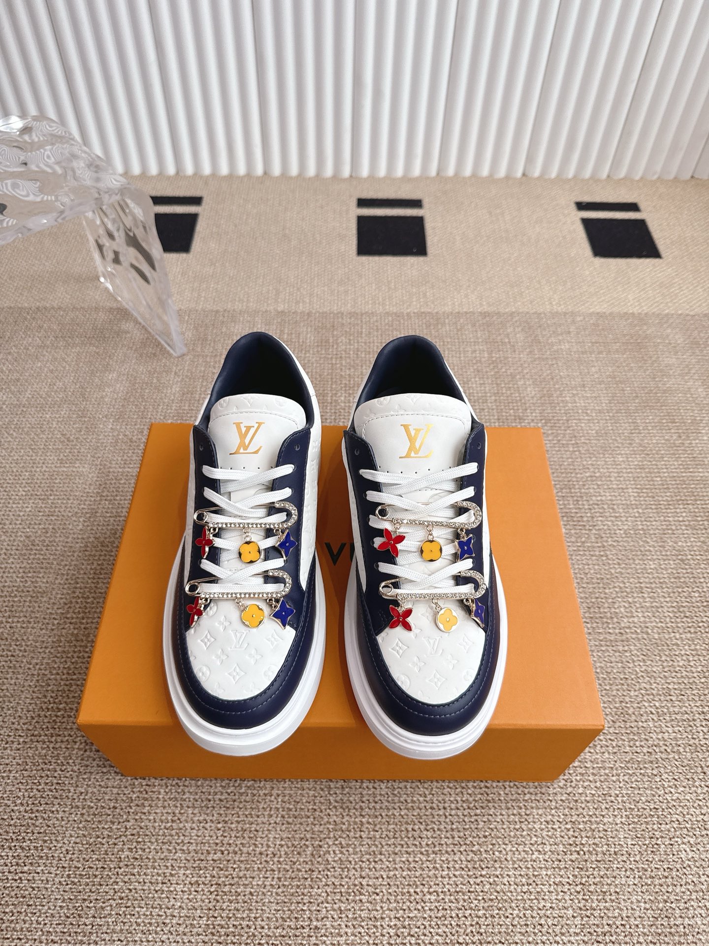 NO:405187,Accessories 60 Louis Vuitton Louis Vuitton BEVERLY HILLS sneakers This Beverly Hills sneakers are renovated with modern brushstrokes, depicting a pocket Monogram pattern for mirrored cowhide leather. The thick and light rubber outsole provides a comfortable experience, with Louis Vuitton logo embellishment, complementing the LV letters on the tongue. Monogram mirrored cowhide leather laces Louis Vuitton elements rubber outsole embellished with Louis Vuitton logo size 39-45, casual shoes/sneakers, louis vuitton, louis vuitton, louis vuitton, sneakers, cowhide19860909配饰60 Louis Vuitton 路易威登BEVERLY HILLS运动鞋 本款 Beverly Hills 运动鞋以摩登笔触焕新设计,为镜面牛皮革描绘袖珍 Monogram 图案.厚实而轻盈的橡胶外底实现舒适体验,其上点缀路易威登标识,与鞋舌的 LV 字母相得益彰. Monogram 镜面牛皮革 鞋带 路易威登元素 橡胶外底点缀路易威登标识 码数39-45,休闲鞋/运动鞋,louis vuitton,louis vuitton,louis vuitton,sneakers,cowhide,Women's Shoes