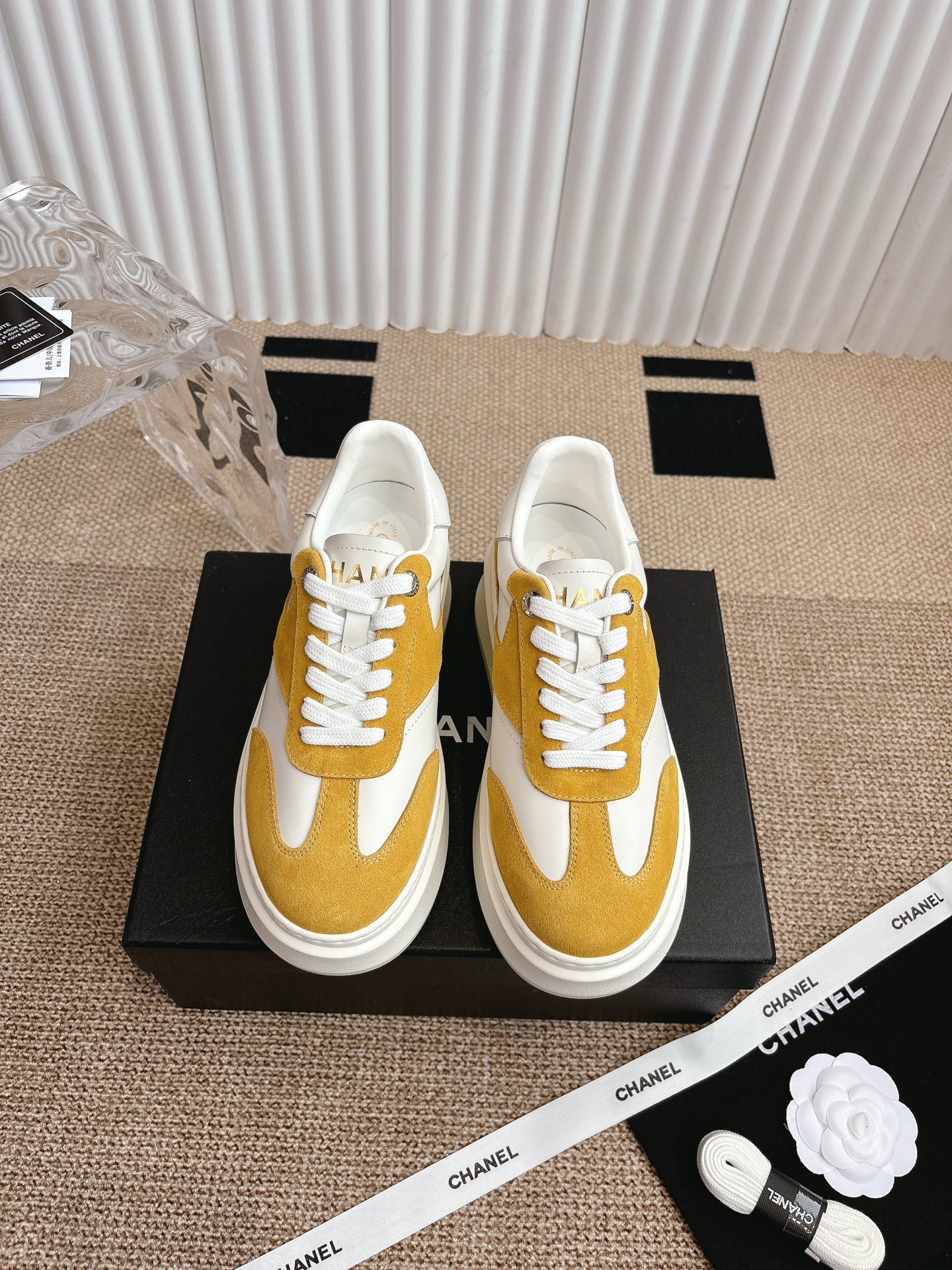 NO:405207,CHANEL 25C spring and summer new sports shoes, counter out of stock, major bloggers are socially recommended every day. This season's new style is simply closed, looks beautiful with feet, casual casual sports style, cool and natural, interpreting Chanel's fashionable femininity. The overall customization makes all sports models on the market at that time obsolete. This series is now available for sale!  Upper is made of custom imported lychee pattern calfskin customized matte calfskin inner lining original one to one professional custom mesh fabric hardware accessories original full set of mold opening (not universal for the market) original customized mold opening TPU combination sole height 4 cm women's size 35-39, casual shoes/sports shoes, chanel, chanel, sneakers, cowhide19860909CHANEL 25C春夏新款运动鞋 专柜断货王 各大博主社交日推款,这季新款简直闭眼入,上脚狂好看,率性的休闲运动风,飒爽又自然,演绎香奈儿的时髦女性气质,整体定制令当时市面上的所有运动款变得过时,本系列现已登陆发售！ 鞋面 采用定制进口荔枝纹小牛皮定制磨砂小牛皮 内里 原版一比一专业定制网布 五金配件 原版全套开模 (非市场通用) 原版定制开模TPU组合大底 高度4公分 女码35-39,休闲鞋/运动鞋,chanel,chanel,sneakers,cowhide,Women's Shoes