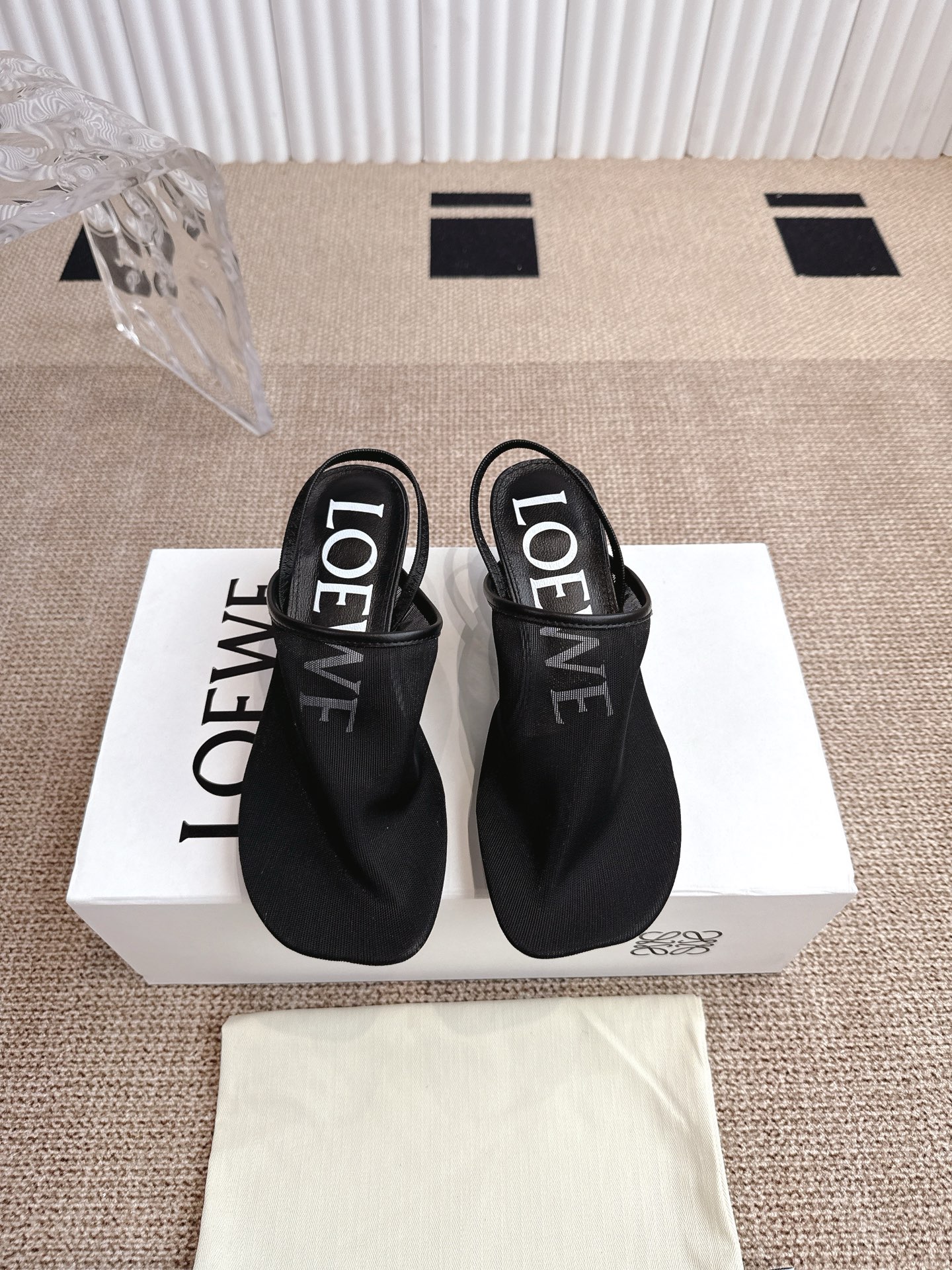 NO:405169,LOEWE 25 Spring and Summer Sandals 25SS Summer Limited Ice Silk Mesh Slippers, Real Air Conditioning Shoes, with a looming beauty, it’s really beautiful to wear!  !  !  Highly recommended, super lazy fashion drag, three ways to wear, same style as celebrity bloggers!  Fabric imported ice wire mesh Lining: imported sheepskin Heel height: 4.5cm Outsole: original beef tendon wear-resistant sole Digital: 35-40, slippers, loewe, loewe, sandals, slippers, sheepskin19860909LOEWE 罗意威25款春夏凉鞋  25SS夏季限定冰丝网拖鞋,真正空调鞋,加若隐若现的美感,上脚真的太美了！！！强烈推荐,超级懒人时装拖,三种穿法,明星博主同款！ 面料进口冰丝网 里料:进口羊皮 跟高:4.5cm 大底:原版牛筋耐磨底 数码:35-40,拖鞋,loewe,loewe,sandals,slippers,sheepskin,Women's Shoes