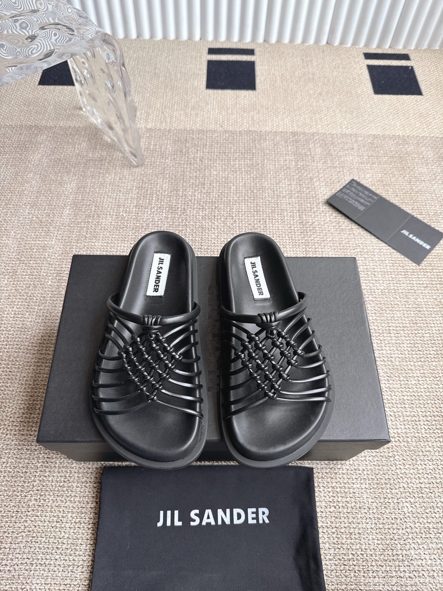 NO:405175,Jilsander 2025 spring and summer new braided slippers. Highlights of design, minimalist braided knots + hollowing craftsmanship, unlocking lazy and high-end feel, and can be matched with jeans/dresses. Switch on commuting and dates at will. Quality control is a must!  The niche design does not match the style, click to take away your 'walking slack feeling' ~ the finishing touch!   Soft upper sheepskin hand-woven, breathable and not stuffy. The foot pad is delicate and sheepskin fits the arch, and the walking is zero pressure. The sole is non-slip, wear-resistant and textured. Size 35-40 (customized for sizes 41), slippers, jil sander, slippers, skirts, jeans, sheepskin19860909Jilsander 2025春夏新款编织拖鞋 设计亮点极简编织绳结+镂空工艺,解锁慵懒高级感,搭配牛仔裤/连衣裙皆可,通勤约会随心切换 品质控必入！小众设计不撞款,点击带走你的「行走的松弛感」～点睛之笔！  鞋面柔软羊皮手工编织,透气不闷脚 垫脚细腻羊皮贴合足弓,行走零压力 大底防滑耐磨有质感 码数35-40码（41码订做）,拖鞋,jil sander,slippers,skirts,jeans,sheepskin,Women's Shoes