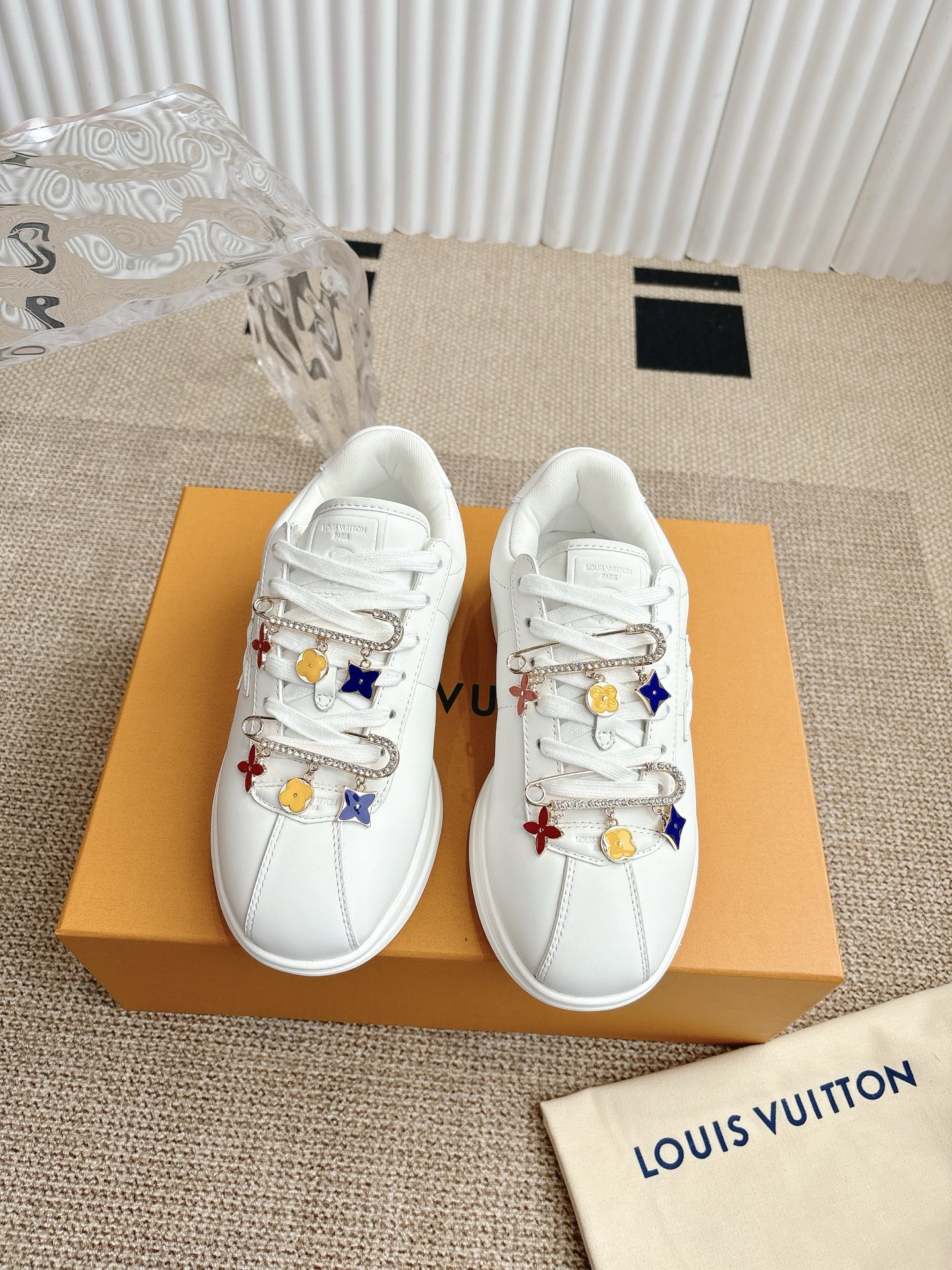 NO:405163,90 LOUIS VUITTON Footint Soccer sneakers Top version, LV couples same sneakers, fashionable style, this Footint Soccer sneakers were unveiled at the spring and summer fashion show. The tongue is embroidered with Lvers United badges inspired by the football team. The sole rubber sole is decorated with a variety of Louis Vuitton logos. The latest packaging of the original fabric imported cowhide inner lining original imported breathable net foot pad original injection molding pad outsole original open mold T combination sole Size35-45, casual shoes/sports shoes, louis vuitton, louis vuitton, louis vuitton, versace, sneakers, cowhide19860909女男配饰加90 LOUIS VUITTON 路易威登Footint Soccer 运动鞋  顶级版本,LV情侣同款球鞋 穿上就是时髦精 这款 Footint Soccer 运动鞋于春夏系列时装展中亮相 鞋舌缀有灵感来自足球队伍的Lvers United徽章 而脚掌纹橡胶鞋底饰有多款路易威登标志 原版最新包装 面料原版进口牛皮 内里原版进口透气网 垫脚原版注塑成型垫 大底原版开模T组合大底 Size35-45,休闲鞋/运动鞋,louis vuitton,louis vuitton,louis vuitton,versace,sneakers,cowhide,Women's Shoes