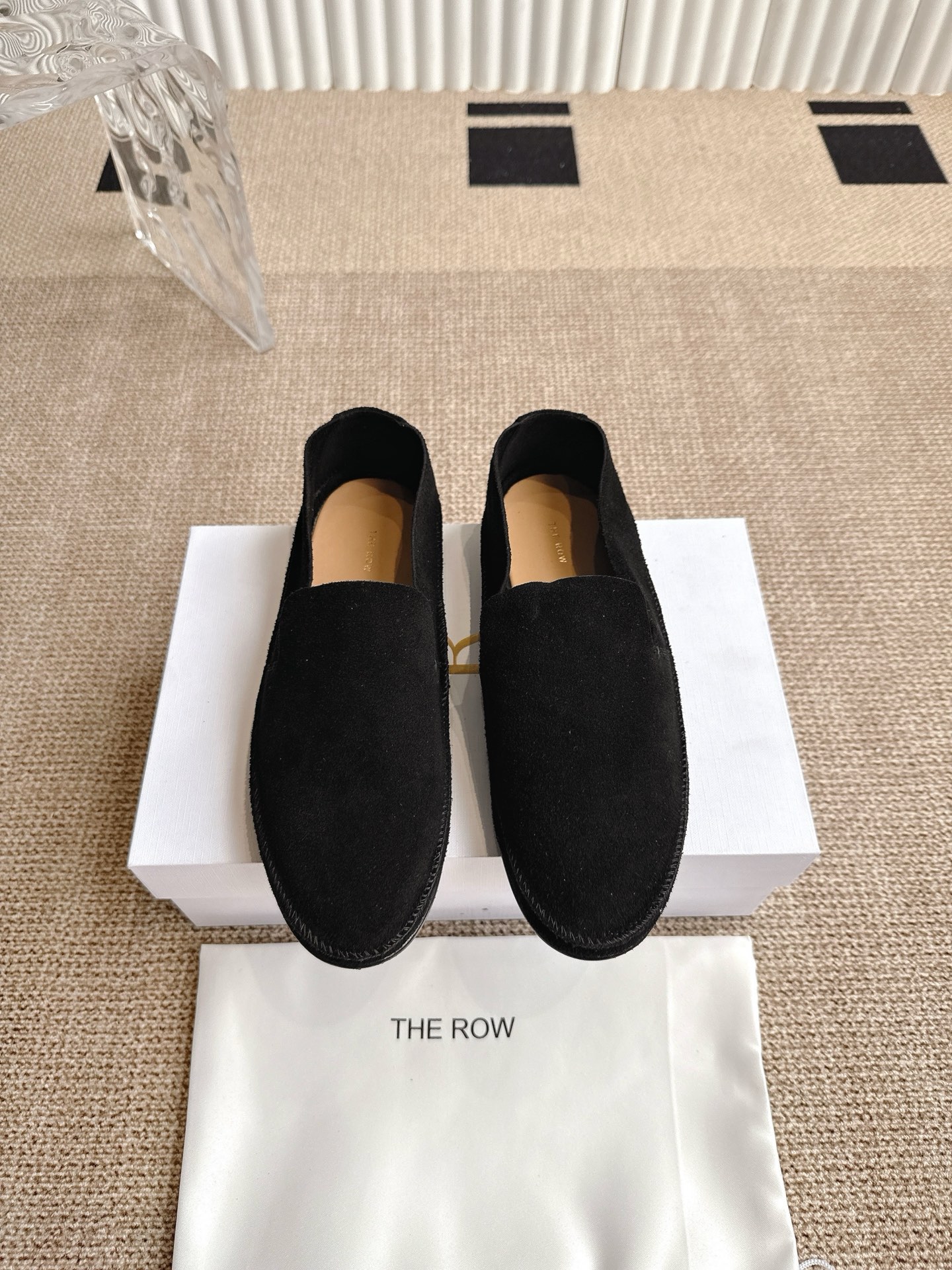 NO:406384,The row25 spring and summer new flat single shoes dancing shoes grandma shoes. I rarely see a dancing shoes that are so fine and have a strong tolerance for the feet. They modify the foot shape properly without losing their unique charm. They are convenient and convenient to wear, and are very comfortable and have no problems in daily wear. They are super versatile!  The upper is made of imported beef reverse velvet, footbed sheepskin, original open molded rubber outsole. Size: 35-39 (40 customized), single shoes, sheepskin19860909The row25春夏新款平底单鞋跳舞鞋奶奶鞋 很少会看到一款跳舞鞋会做到这么精细、而且对脚的包容性特别强,把脚型修饰得妥妥的,又不失独特韵味,上脚方便便捷,且非常舒适、日常穿都没有问题的、超级百搭！ 鞋面采用进口牛反绒 垫脚羊皮 大底原版开模橡胶大底 码数:35-39（40 订做）,单鞋,sheepskin,Women's Shoes