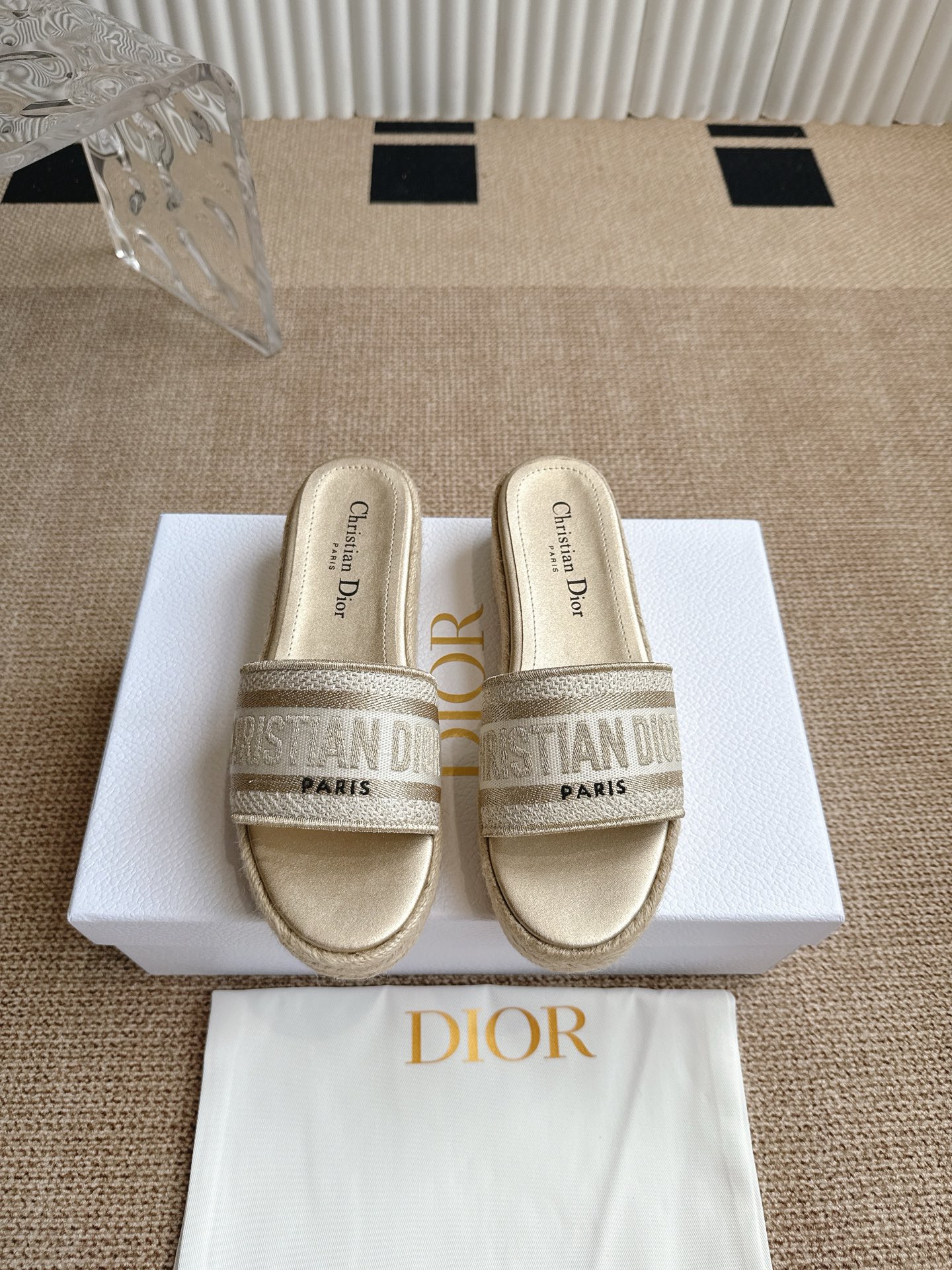 NO:406374,Dior 25ss summer new beach slippers The best choice for summer vacation to the beach. The most proud design is the foot pad matte surface. Different from any jelly shoes, it will not slip when touching water. It will make you feel more comfortable and fitting when you are on rainy days or on the beach. Size 35-41, slippers, sandals, dior, dior, sandals, slippers19860909Dior 迪奥 25ss 夏季新款 沙滩拖鞋  夏季到海边度假的最佳选择,这款最得意的设计就是垫脚磨砂面,区别于任何一款果冻鞋,碰水不会滑脚,下雨天或海边游玩穿起来更加 舒适贴脚 码数35-41,拖鞋凉鞋,dior,dior,sandals,slippers,Women's Shoes