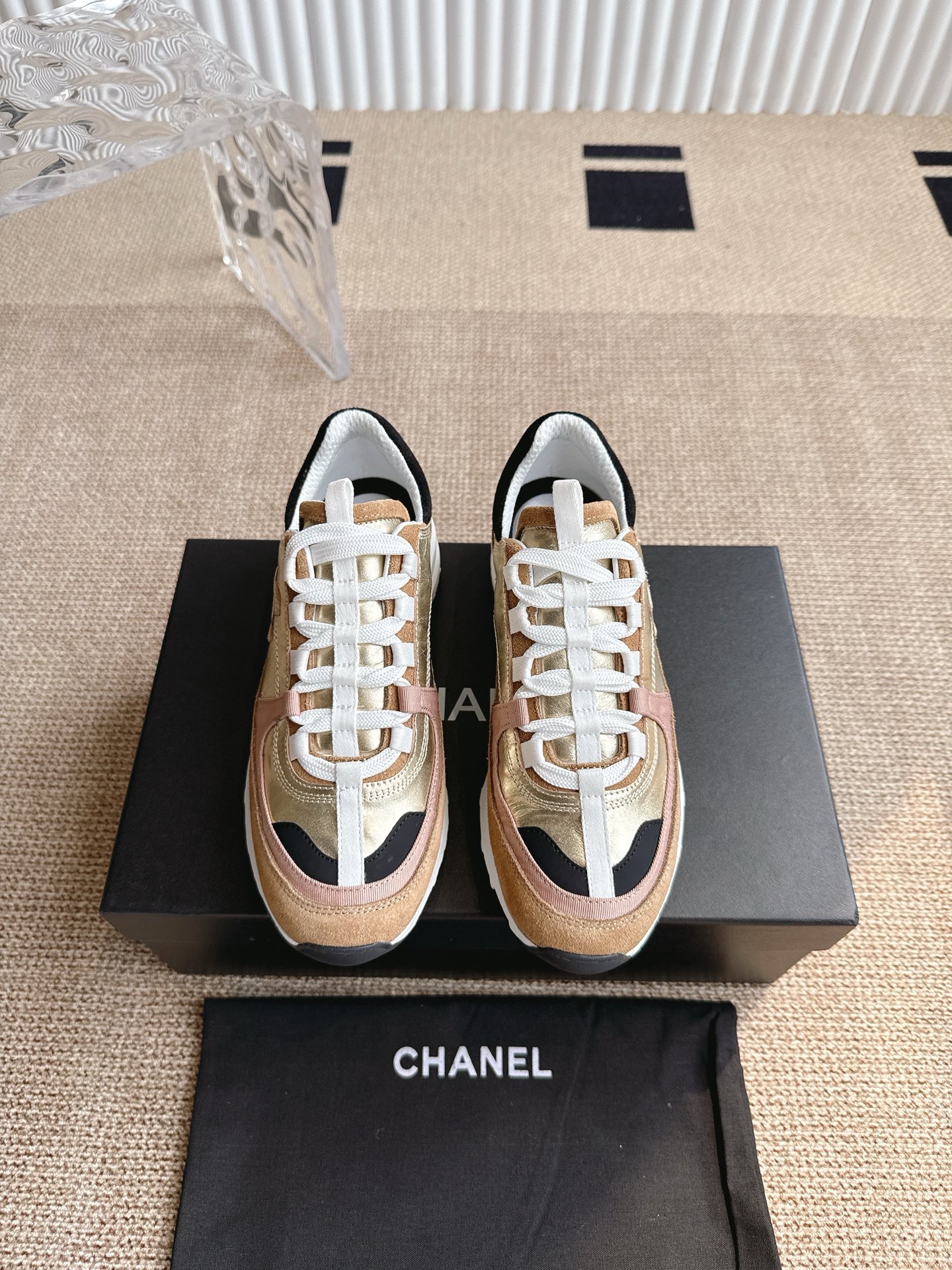 NO:407544,Chanel 25c new casual sneakers. I recommend this season's sneakers are really beautiful. They are so beautiful. They are very light and soft. Those who like to climb hiking can enter!  The upper is made of original custom calf leather, the inner lining is made of imported mesh material, original mold opening custom anti-slip sole size: 35-40, casual shoes/sports shoes, chanel, chanel, sneakers, cowhide19860909Chane 香奈儿25c新品休闲运动鞋  超级推荐这一季的运动鞋真的绝美啊 实在是太好看了. 很轻很软糯 喜欢爬山户外运动者可入！ 鞋面采用原版定制小牛皮 内里采用进口网布材质原版开模定制防滑大底 size:35-40,休闲鞋/运动鞋,chanel,chanel,sneakers,cowhide,Women's Shoes