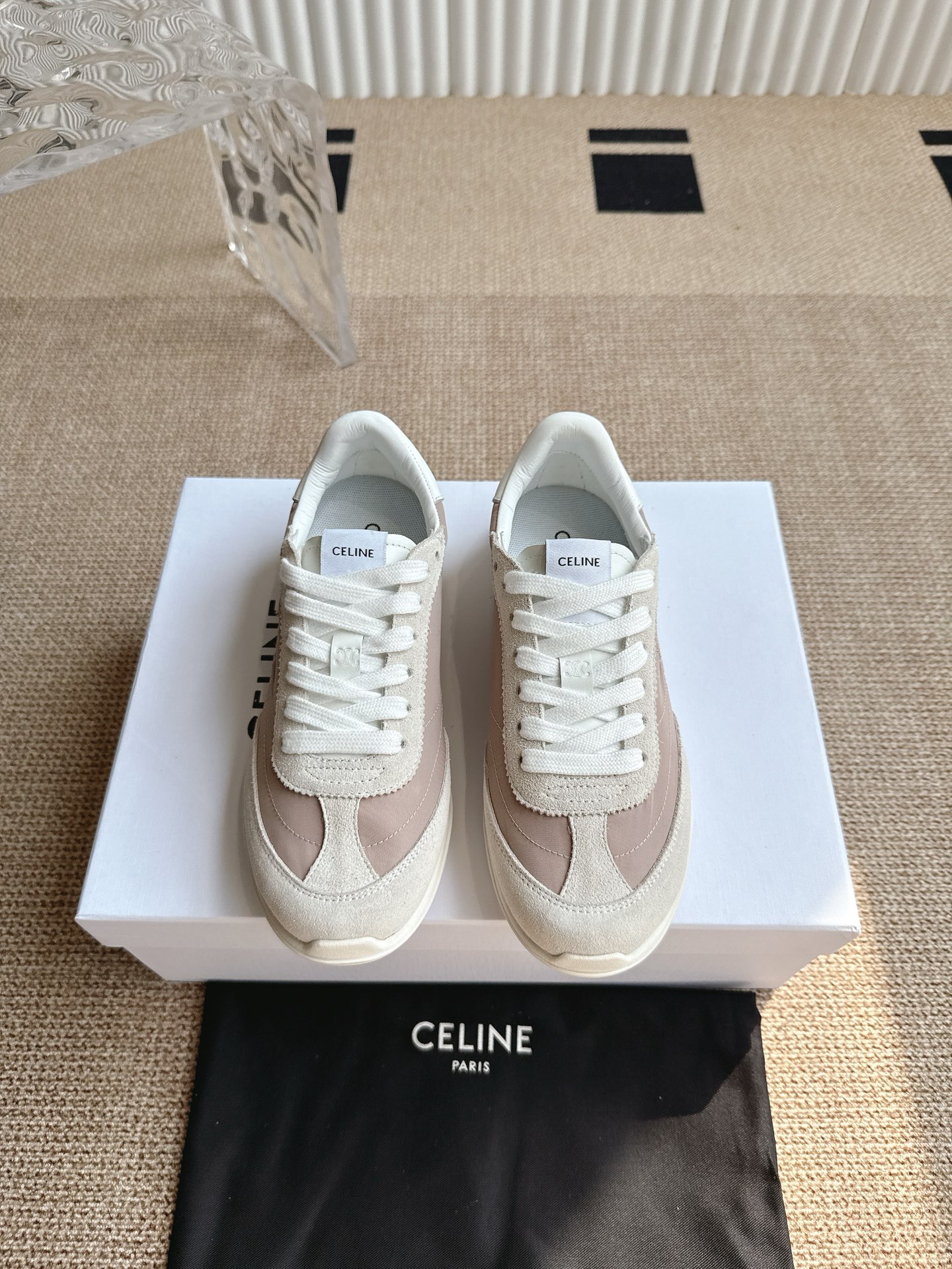 NO:407546,Celine RACER low-top sneakers This is a pair of shoes full of street feel, which continues the classic design, which is very good. This shoe has its own unique design, the leather upper is very easy to manage, it looks slim and unique, unique, light and comfortable on the feet. Must-have versatile styles in all seasons. Upper beef velvet, breathable sheepskin inner lining Original outsole size35-40, casual shoes/sports shoes, celine, celine, sneakers, sheepskin19860909Celine 赛琳 RACER低帮运动鞋 这是充满街头感的一双鞋子,延续经典设计非常赞 这款鞋有它自己独特的设计,皮革鞋面非常好打理,显瘦独出心裁,别具一格,上脚轻便十分舒适 四季必备百搭款 鞋面牛绒 内里透气羊皮内里 原版大底 size35-40,休闲鞋/运动鞋,celine,celine,sneakers,sheepskin,Women's Shoes