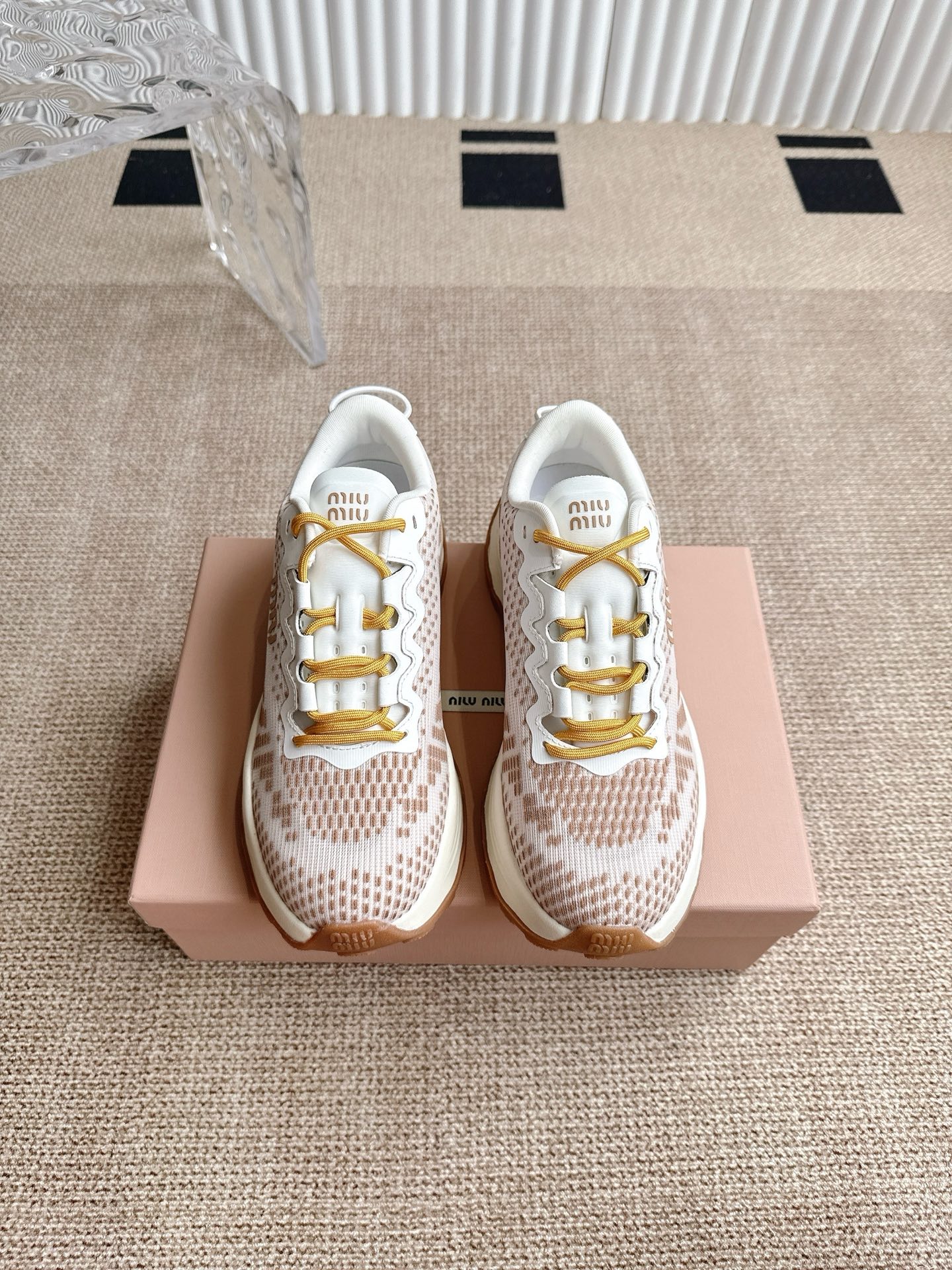 NO:407542,Top version of MiuMiu Miu thick-soled sneakers After leading the aesthetics of slim 'thin-soled shoes', Miu Miu quietly turned to put on a thick-soled sneaker called Technical fabric sneakers. This new work is not a joint ONE ONE model, but from the exaggerated outline to the details of raw glue outsoles, it is indeed easy to remind people of the latter's classic design. Miu Miu's shoe products have created hot topics with light and floor-like shoe shapes, from paying tribute to Samba and Mexico 66 to cooperating with New Balance to launch thin-soled sneakers, which has attracted many brands to follow suit. Now, thin-soled shoes have become the mainstream.  Again 'reverse operation' and launching shoe products with a heavy feel seems to show their leadership over the trend of sneakers. In the current fashion context, there is often no accurate definition of whether to imitate or pay tribute. And whether it can reverse the trend through these thick-soled sneakers and create new topics is also curious. Size 35-45, casual shoes/sports shoes, miumiu, sneakers19860909顶级版本MiuMiu 缪缪厚底运动鞋 在引领纤细的「薄底鞋」美学多年后,Miu Miu 悄然转向,上架了一款名为 Technical fabric sneakers 的厚底运动鞋.这款新作并非 ONE ONE 联名款,但从夸张的轮廓到生胶大底细节处理,确实容易让人联想到后者的经典设计. Miu Miu 的鞋履产品曾以轻盈、贴地的鞋型多次制造火热话题,从致敬 Samba、Mexico 66,到与 New Balance 合作推出薄底运动鞋,引发众多品牌效仿.而如今薄底鞋已成主流时 Miu Miu 再次「反向操作」,推出具有厚重感的鞋履产品,似乎在展现其对球鞋趋势的领导力.在当前的时尚语境中,是模仿还是致敬往往没有准确的定义.而 是否能通过这双厚底球鞋逆转流行方向,制造新的话题,也令人好奇. size 35-45,休闲鞋/运动鞋,miumiu,sneakers,Women's Shoes