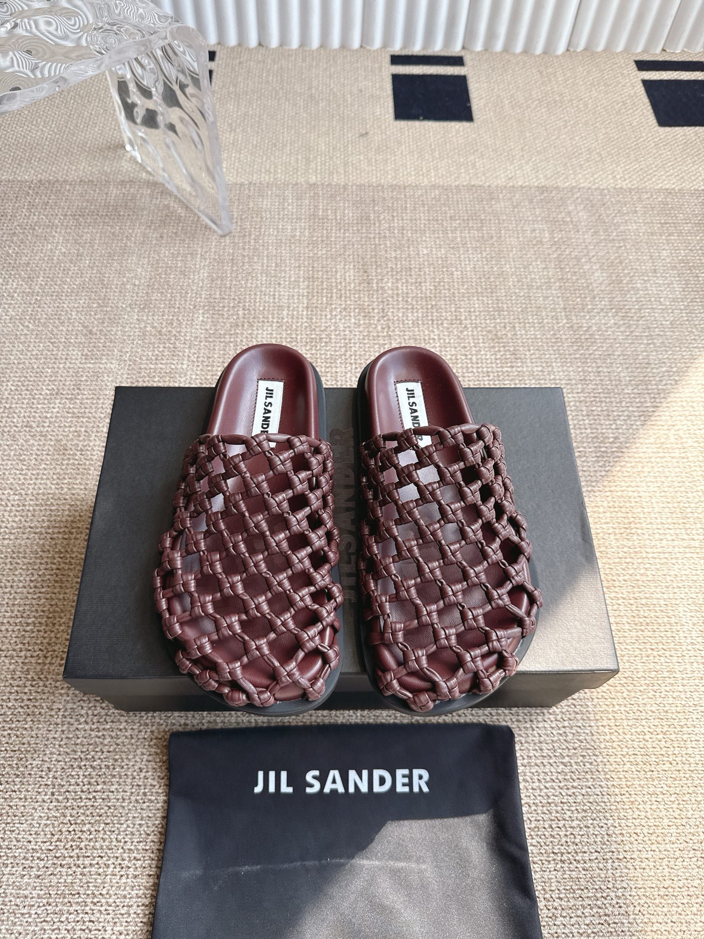 NO:407538,Jilsander 2025 spring and summer new woven head-packed slippers. Highlights of design minimalist braided knots + hollowing craftsmanship, unlocking lazy and high-end feel, and can be matched with jeans/dresses. Switch on commuting and dates at will. Quality control is a must!  The niche design does not match the style, click to take away your 'walking slack feeling' ~ the finishing touch!   Color: black, brown, red, white, soft upper, hand-woven, breathable and not stuffy, delicate foot pads, sheepskin fits the arch, zero pressure to walk, anti-slip, wear-resistant and textured, size 35-40 (41 sizes need to be customized, orders are not returned or exchanged), semi-torque, jil sander, slippers, skirts, jeans, sheepskin19860909Jilsander 2025春夏新款编织包头拖鞋 设计亮点极简编织绳结+镂空工艺,解锁慵懒高级感,搭配牛仔裤/连衣裙皆可,通勤约会随心切换 品质控必入！小众设计不撞款,点击带走你的「行走的松弛感」～点睛之笔！  颜色:黑色.棕色.红色.白色 鞋面柔软羊皮手工编织,透气不闷脚 垫脚细腻羊皮贴合足弓,行走零压力 大底防滑耐磨有质感 码数35-40码（41码需订做,下单不退换）,半拖,jil sander,slippers,skirts,jeans,sheepskin,Women's Shoes