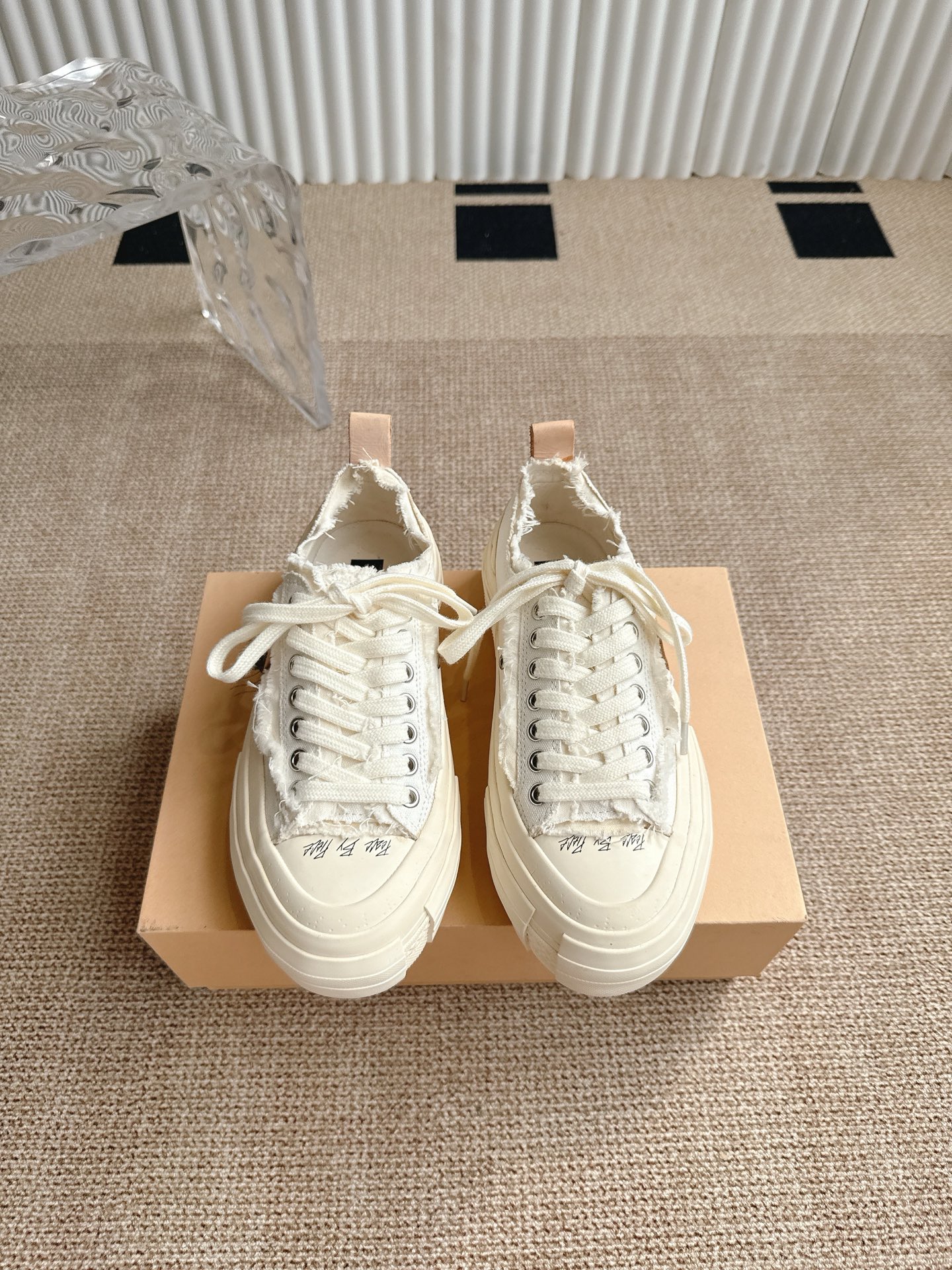 NO:407536,Wu Jianhao xVESSEL G.O.P Lows Classic low-top canvas shoes Heavy industry cork vulcanized shoes This shoe is already a must-have styling artifact for internet celebrities. The beggar's broken edge design makes it very recognizable. The shape of the low-top canvas shoes makes it very versatile. The imported raw material of the entire shoe body is made of canvas, plus the cork vulcanized soles, and the foot feels very good!  size: 35 - 45, casual shoes/sports shoes, sneakers19860909吴建豪 xVESSEL G.O.P Lows 经典低帮帆布板鞋  重工软木硫化鞋这款鞋已经是网红人手必备的凹造型神器,乞丐破边的设计让它非常有辨识度,低帮帆布鞋的造型又让它非常百搭,整个鞋身进口原材料帆布制作,加上软木硫化鞋底,脚感非常好！ size: 35 - 45,休闲鞋/运动鞋,sneakers,Women's Shoes