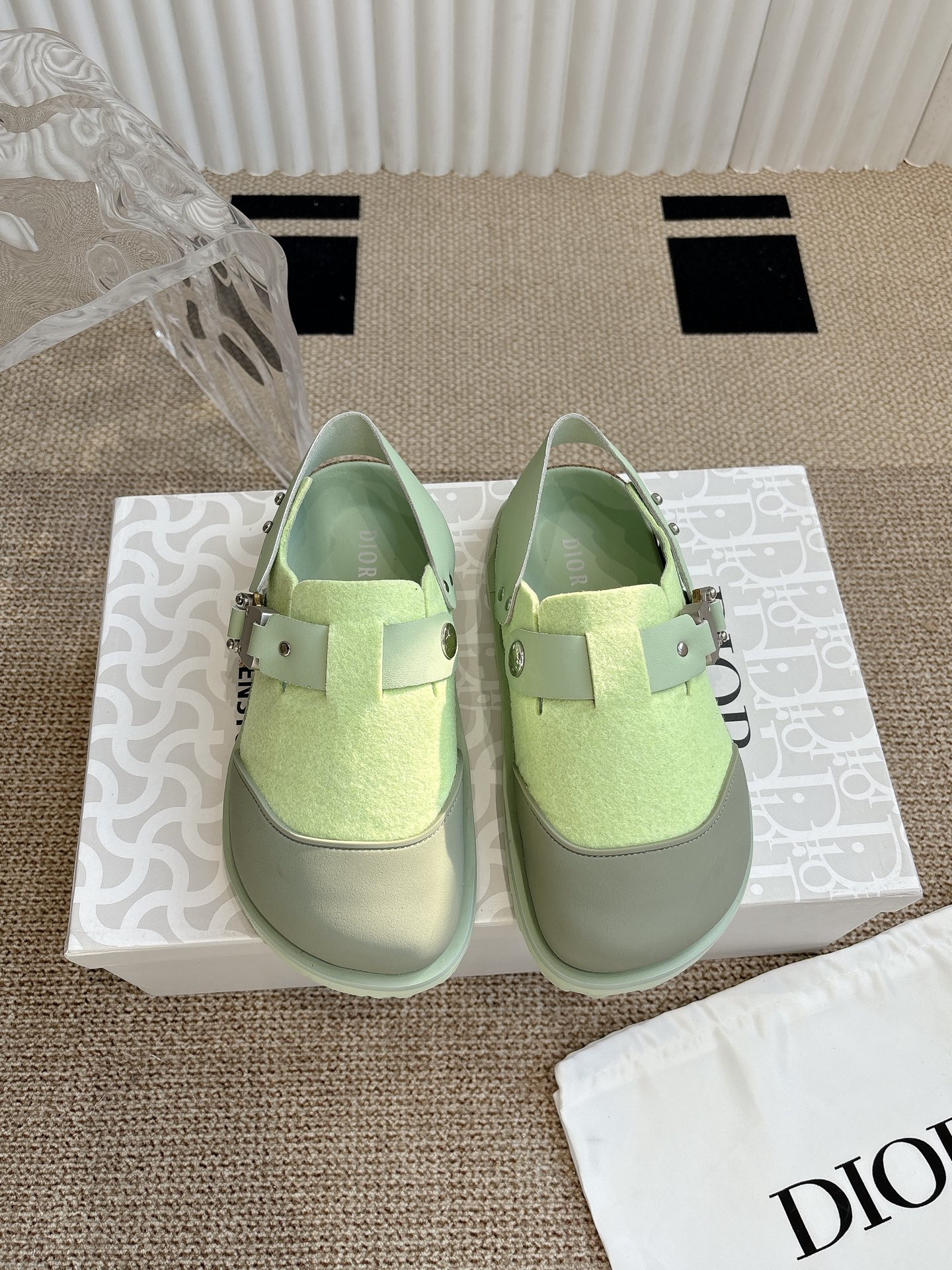 NO:407794,Dior x Birkenstock Global limited edition co-branded models I was tempted as soon as the two brands came out of the joint brand. I found it for a long time to buy the goods. It’s really hard to find a shoe. It’s really super good-looking. Sisters, please make the number of numbers for me: 35-45, sandals, birdstock, dior, sandals19860909Dior x Birkenstock 全球限量联名款这两个品牌刚出联名我就心动了,代购找很久才买到货,真的一鞋难求,真的超级好看,姐妹们给我冲码数:35-45,凉鞋,birkenstock,dior,sandals,Women's Shoes