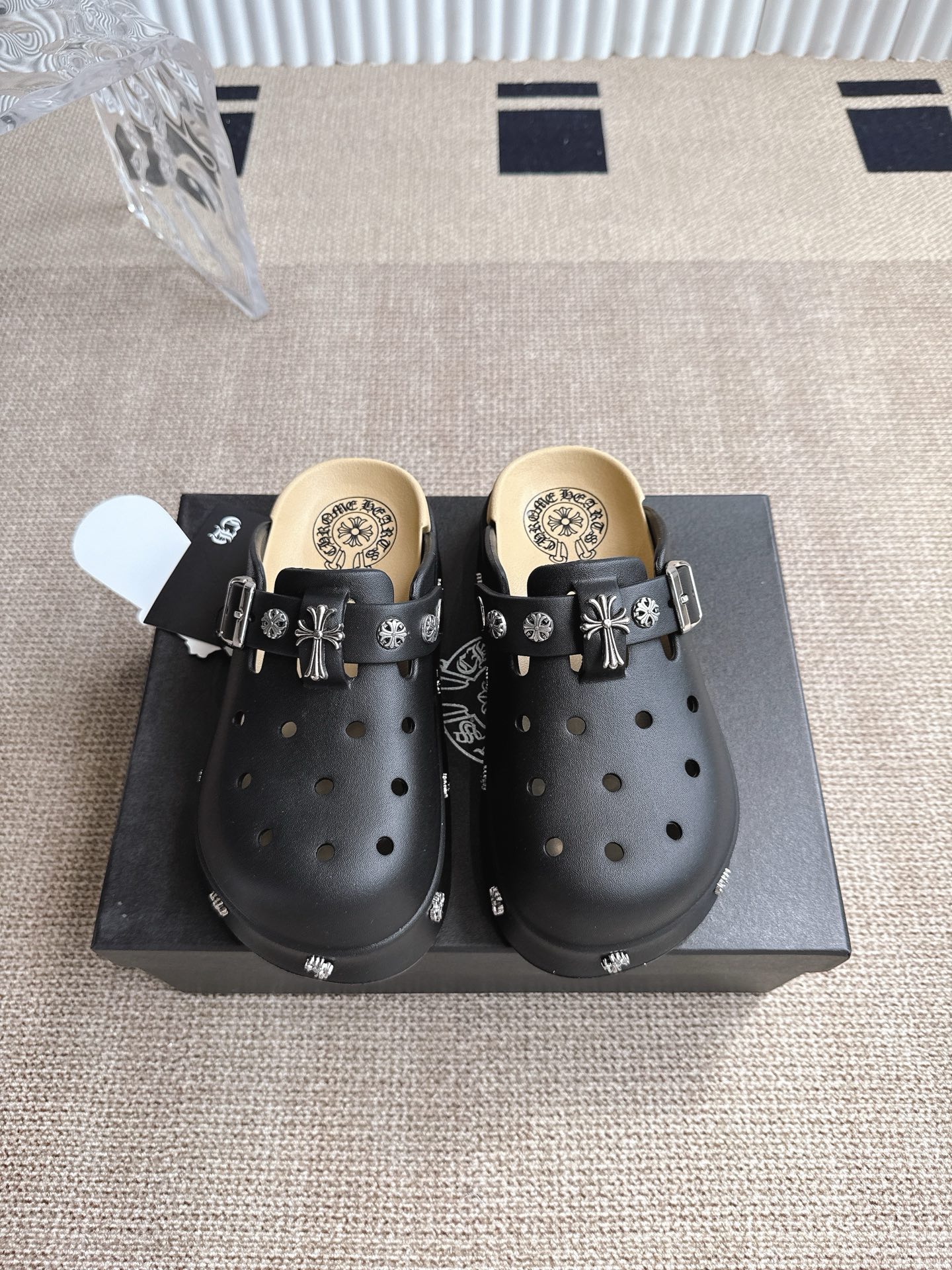 “Crozen Summer 2025 Fashion Collection: Comfortable and Stylish Footwear in Soft Fabrics”