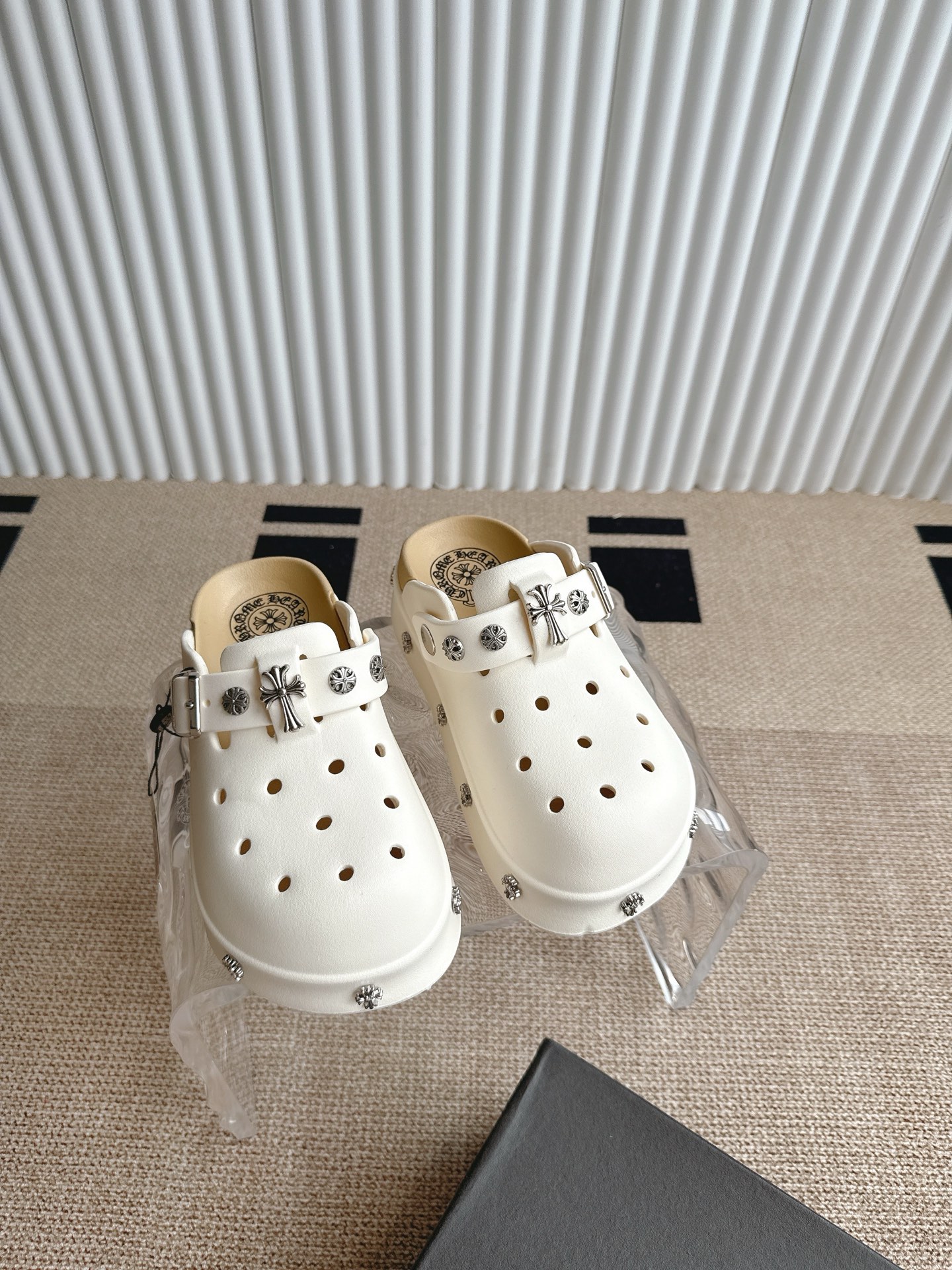 “Comfortable Summer Fashion 2025: Crozen’s Heartfelt Fabrics for Stylish and Cozy Feet” - 图片 4