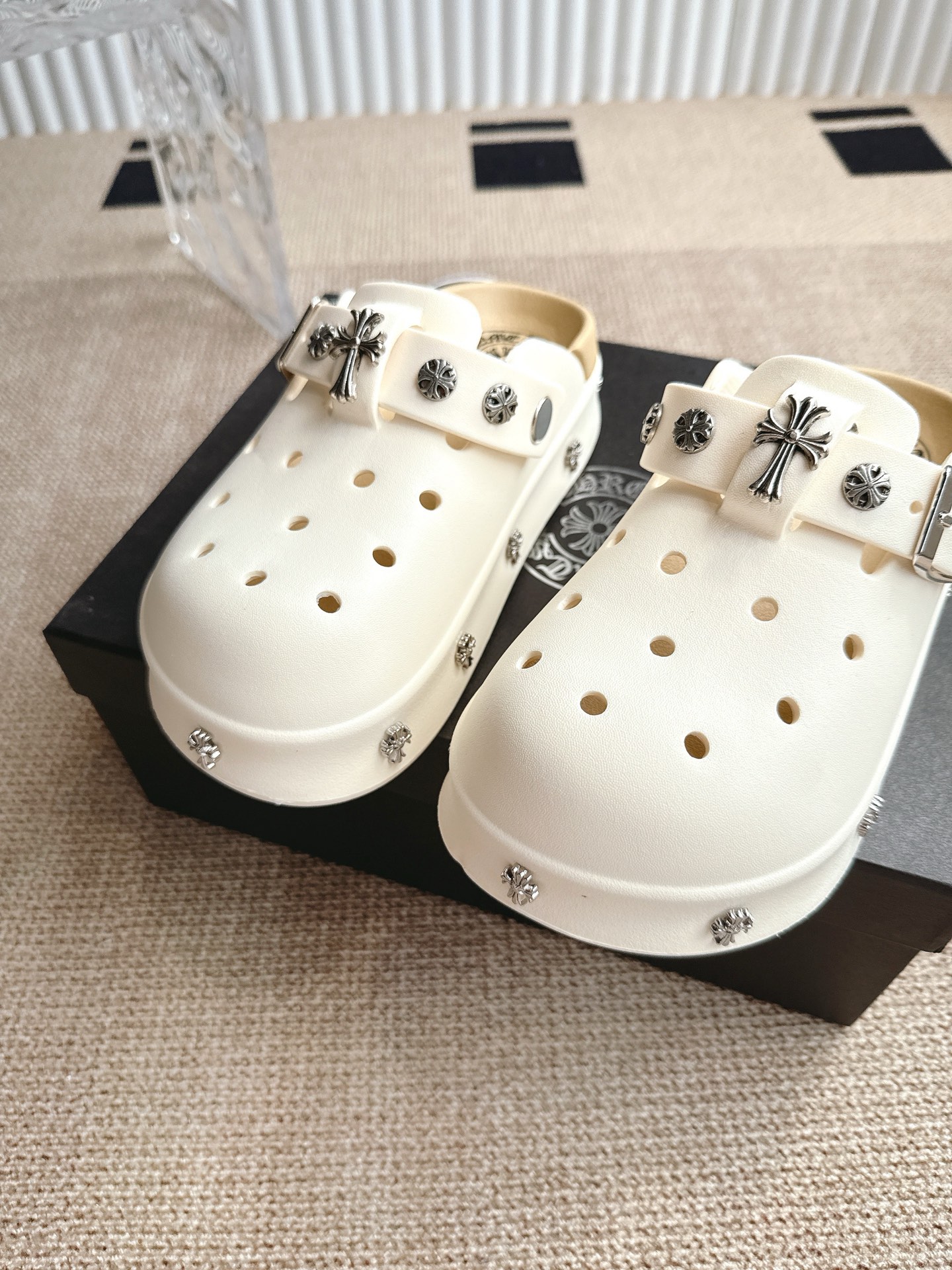 “Comfortable Summer Fashion 2025: Crozen’s Heartfelt Fabrics for Stylish and Cozy Feet” - 图片 7