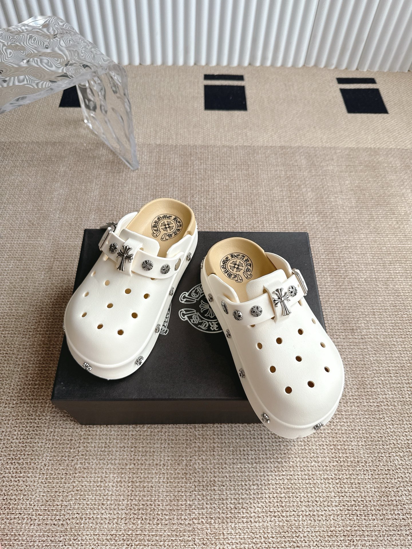 “Comfortable Summer Fashion 2025: Crozen’s Heartfelt Fabrics for Stylish and Cozy Feet” - 图片 2