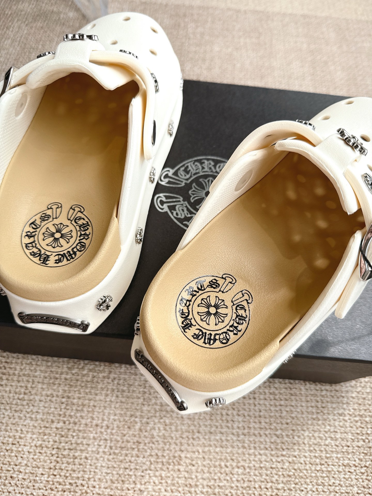 “Comfortable Summer Fashion 2025: Crozen’s Heartfelt Fabrics for Stylish and Cozy Feet” - 图片 6