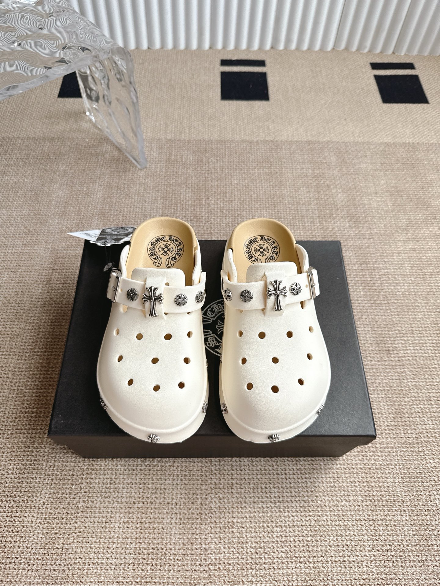 “Comfortable Summer Fashion 2025: Crozen’s Heartfelt Fabrics for Stylish and Cozy Feet”