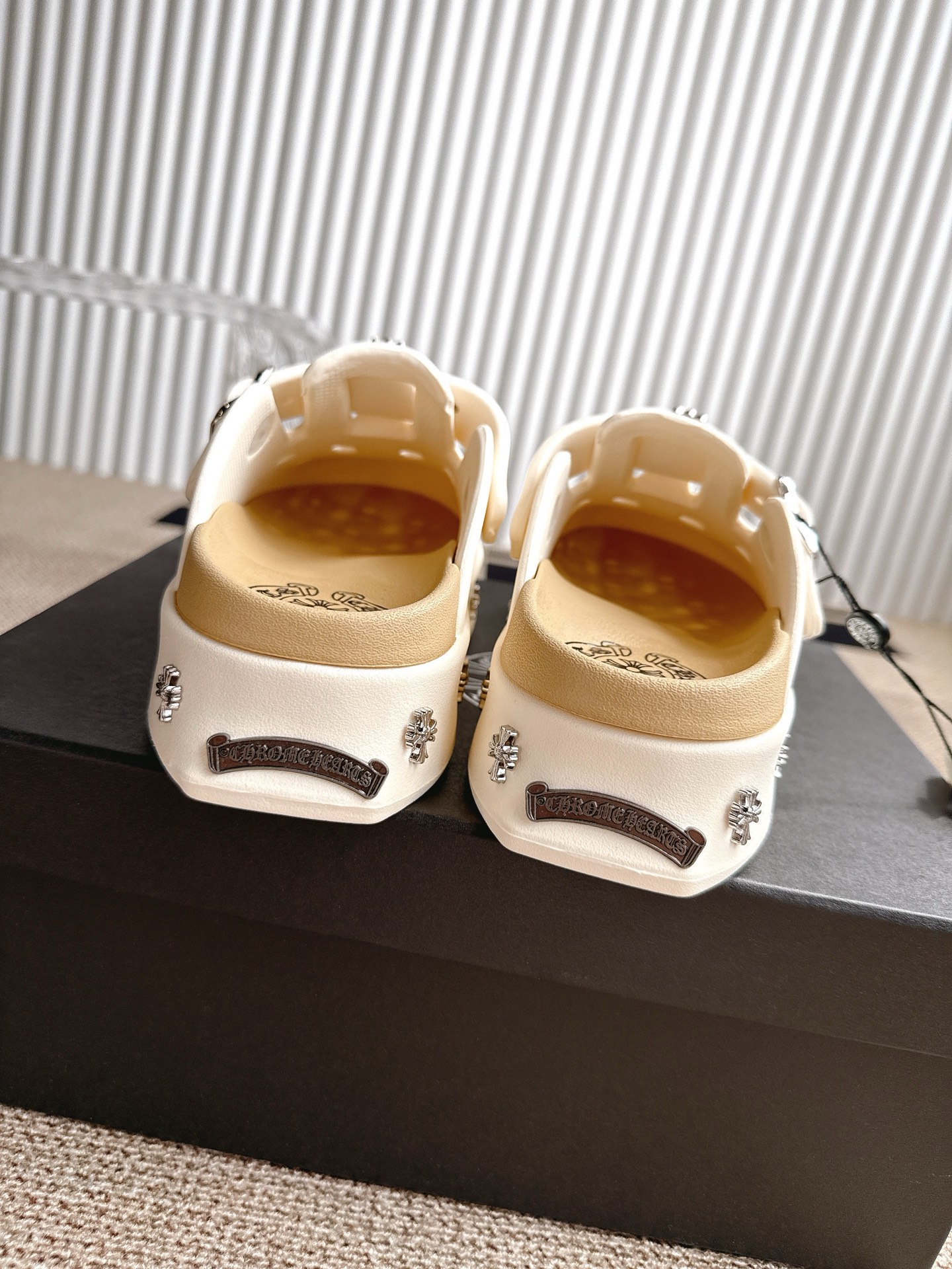 “Comfortable Summer Fashion 2025: Crozen’s Heartfelt Fabrics for Stylish and Cozy Feet” - 图片 8