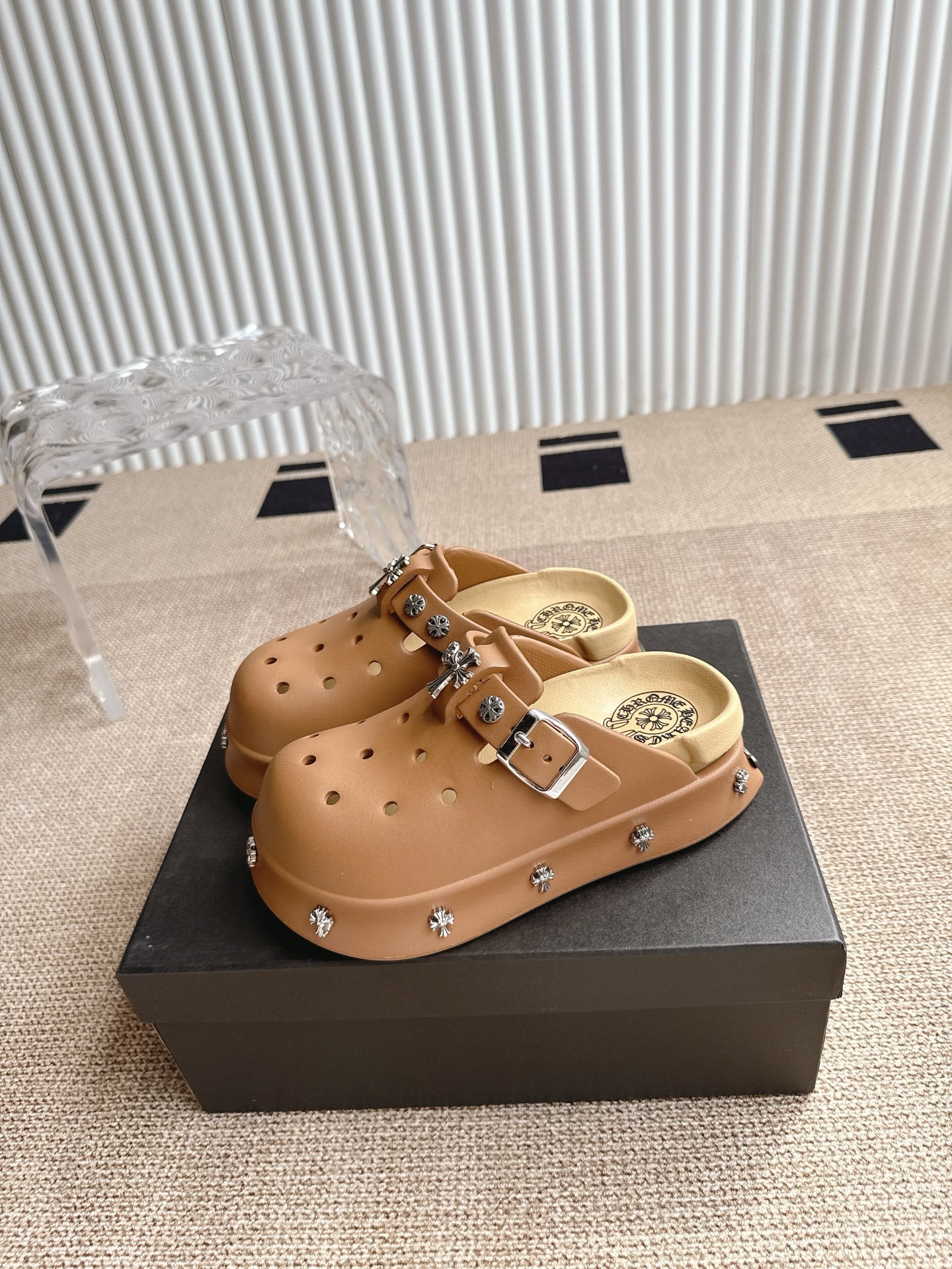 NO:351512,Comehearts Croxin thick-soled heightened hole shoes Croxin 2025 new summer style fashionable and versatile outside wear anti-slip heightened bag-toe sandals soft texture fabric leading the fashion trend toes to comfortably wear space and fit the skin inside soft care, easy and convenient toe feet without any effort Size 35-40, Chrome hearts, slippers19860909Comehearts克罗心厚底增高洞鞋 克罗心2025年夏新款 时尚百搭外穿防滑增高包头凉拖鞋柔软质感面料 引领时尚潮流 给脚尖舒适穿着空间舒适贴肤内里 柔软呵护 上脚轻松便捷不费劲 码数35-40,,chrome hearts,slippers,Men's shoes