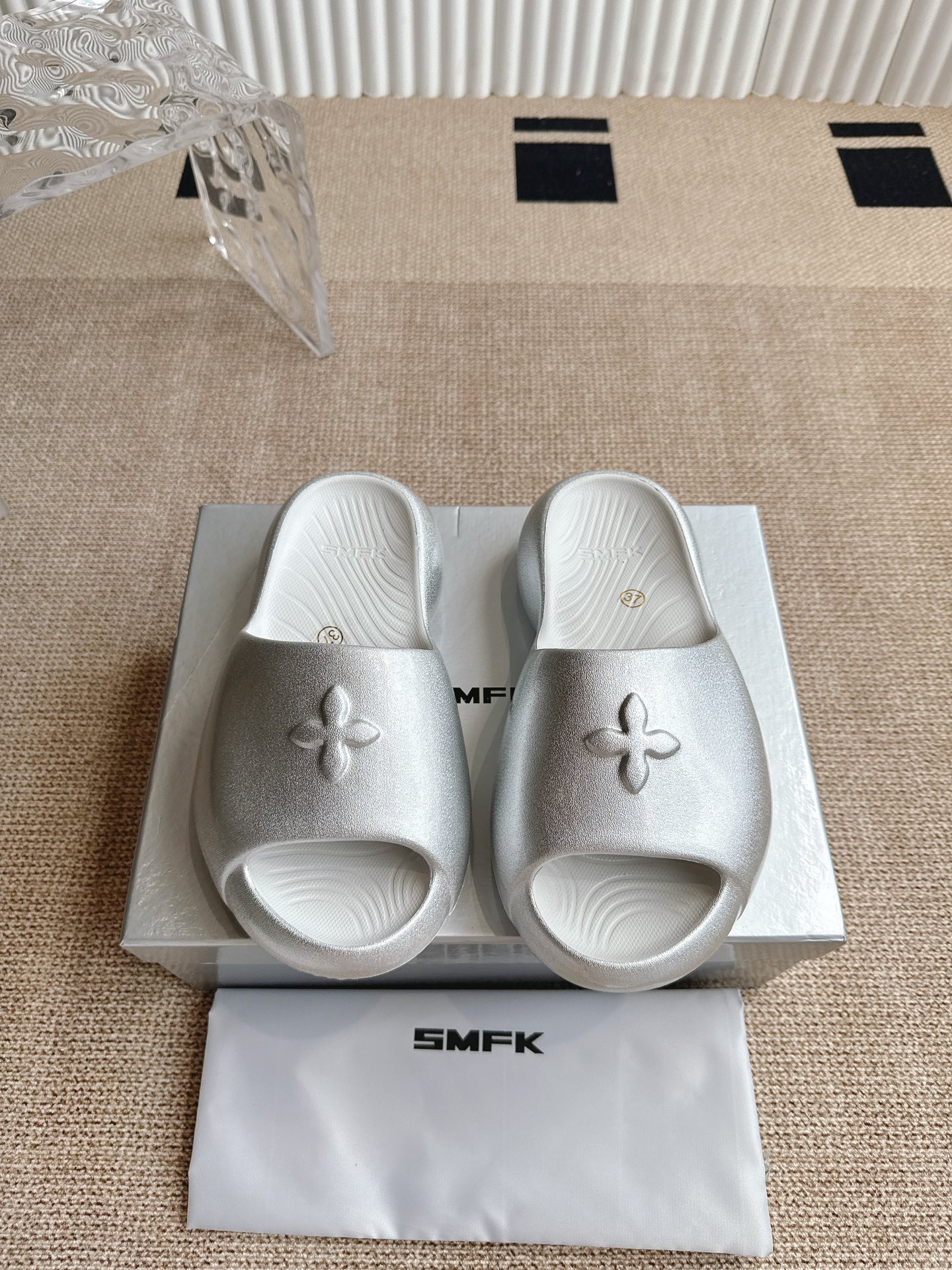 NO:415278,SMFK thick low slippers, a popular niche brand with no sense of relief, one-line thick-soled slippers, it is really hard to see, the more you like it!  The gospel of short babies directly extends the body proportions!  !  The shoe body is soft and comfortable, the sole is wear-resistant and non-slip - and every color is very versatile. It is really suitable for this spring and summer. The upper is original EVA integrated molding. Original rubber outsole. Heel height 5.0cm. Size 35-39. Slippers. Slippers.19860909SMFK 厚低拖鞋 小众潮牌爆款没计感浮雕一字厚底拖鞋 爆真的是很耐看越看越喜欢！矮个子宝宝的福音直接拉长身材比例！！鞋身柔软舒适,鞋底耐磨防滑-而且每个颜色都非常百搭.真的太适合这个春夏  鞋面原版EVA一体成型 原版橡胶大底 跟高5.0cm 码数35-39,拖鞋,slippers,Women's Shoes
