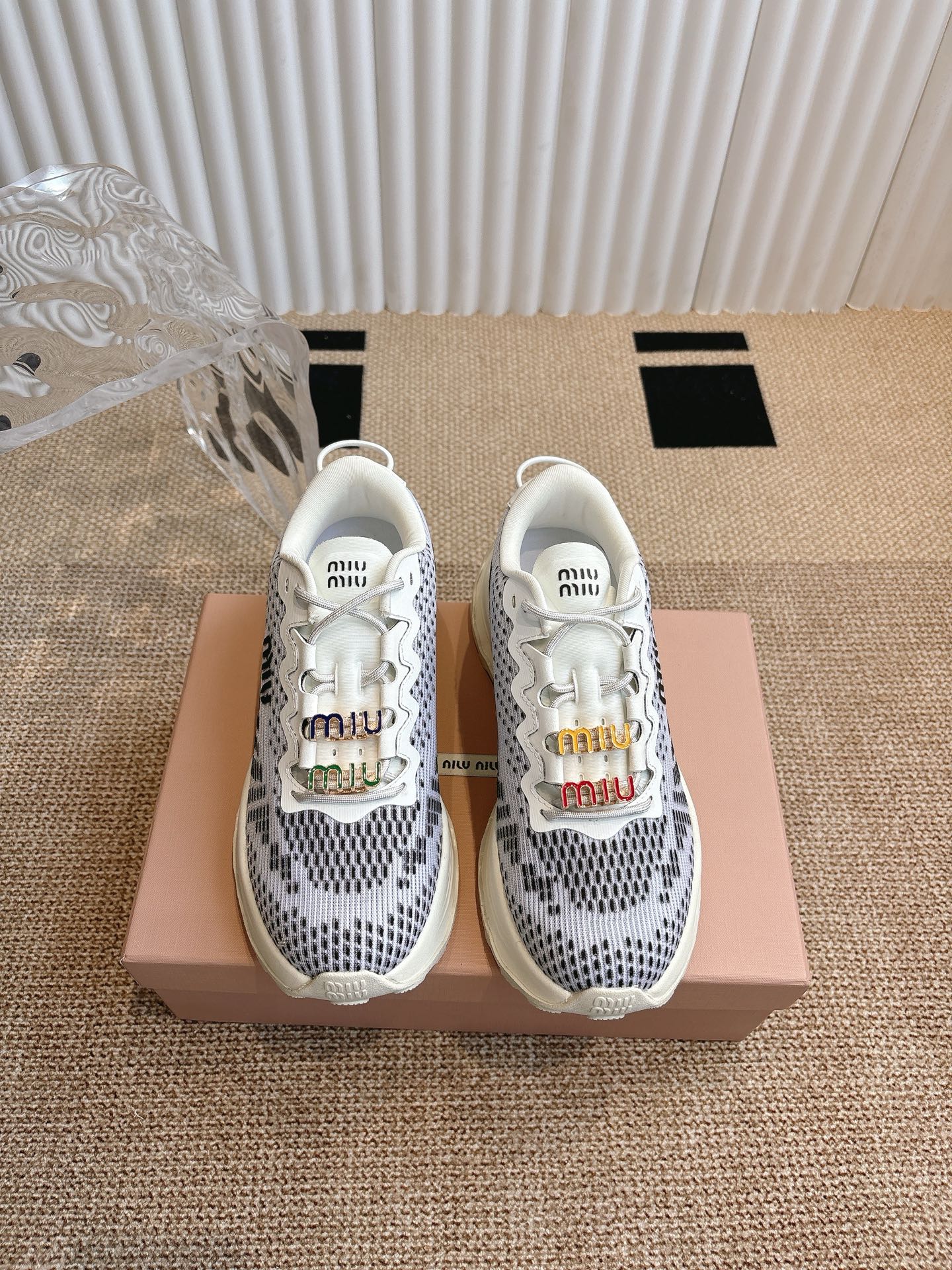 NO:415270,Top version of the accessories 65 MiuMiu Miu thick-soled sneakers After leading the aesthetics of slim 'thin-soled shoes', Miu Miu quietly turned to put on a thick-soled sneaker called Technical fabric sneakers. This new work is not a joint ONE ONE model, but from the exaggerated outline to the details of raw glue, it is indeed easy to remind people of the latter's classic design. Miu Miu's shoe products have created hot topics with light and floor-like shoe shapes, from paying tribute to Samba and Mexico 66 to cooperating with New Balance to launch thin-soled sneakers, which has attracted many brands to follow suit. Now, thin-soled shoes have become the mainstream.  Again 'reverse operation' and launching shoe products with a heavy feel seems to show their leadership over the trend of sneakers. In the current fashion context, there is often no accurate definition of whether to imitate or pay tribute. And whether it can reverse the trend through these thick-soled sneakers and create new topics is also curious. Size 35-45, casual shoes/sports shoes, miumiu, sneakers19860909顶级版本配饰65 MiuMiu 缪缪厚底运动鞋 在引领纤细的「薄底鞋」美学多年后,Miu Miu 悄然转向,上架了一款名为 Technical fabric sneakers 的厚底运动鞋.这款新作并非 ONE ONE 联名款,但从夸张的轮廓到生胶大底细节处理,确实容易让人联想到后者的经典设计. Miu Miu 的鞋履产品曾以轻盈、贴地的鞋型多次制造火热话题,从致敬 Samba、Mexico 66,到与 New Balance 合作推出薄底运动鞋,引发众多品牌效仿.而如今薄底鞋已成主流时 Miu Miu 再次「反向操作」,推出具有厚重感的鞋履产品,似乎在展现其对球鞋趋势的领导力.在当前的时尚语境中,是模仿还是致敬往往没有准确的定义.而 是否能通过这双厚底球鞋逆转流行方向,制造新的话题,也令人好奇. size 35-45,休闲鞋/运动鞋,miumiu,sneakers,Women's Shoes