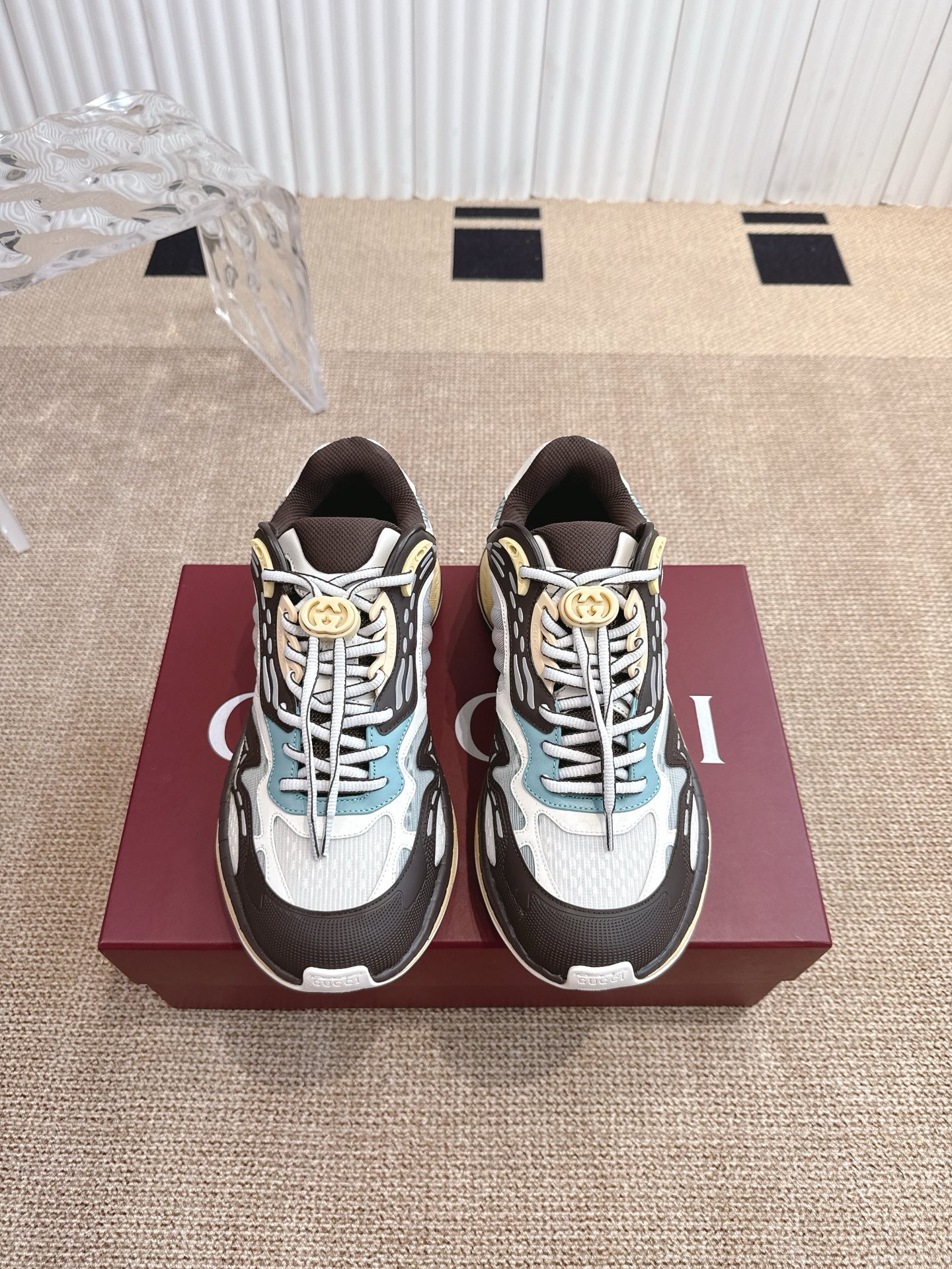 NO:415300,Gucci 2.0 Men's Sneakers Gucci 2.0 Sports Shoes Rejuvenate the brand's iconic striped webbing elements. This sneaker rejuvenates the iconic details, with an EVA thick sole, paired with a flexible silhouette, for a steady and comfortable wearing experience. Gray and blue mesh and leather Men's Leather lining GG reflective piping Kamura trousers GG EVA rubber sole Lace-fixed, with interlocking pair of G laces Size 39-45, Daddy shoes, gucci, sneakers19860909Gucci 2.0男士运动鞋 Gucci 2.0运动鞋焕新演绎品牌标志性条纹织带元素.这款运动鞋焕新诠释标志性细节,采用EVA厚鞋底,搭配灵动廓形,带来稳步舒适穿着体验. 灰色和蓝色网眼布和皮革 男士 皮革衬里 GG反光滚边 加村鉙帯 饰GG EVA橡胶鞋底 系带固定,配有互扣式双G鞋带 码数39-45,老爹鞋,gucci,sneakers,Women's Shoes