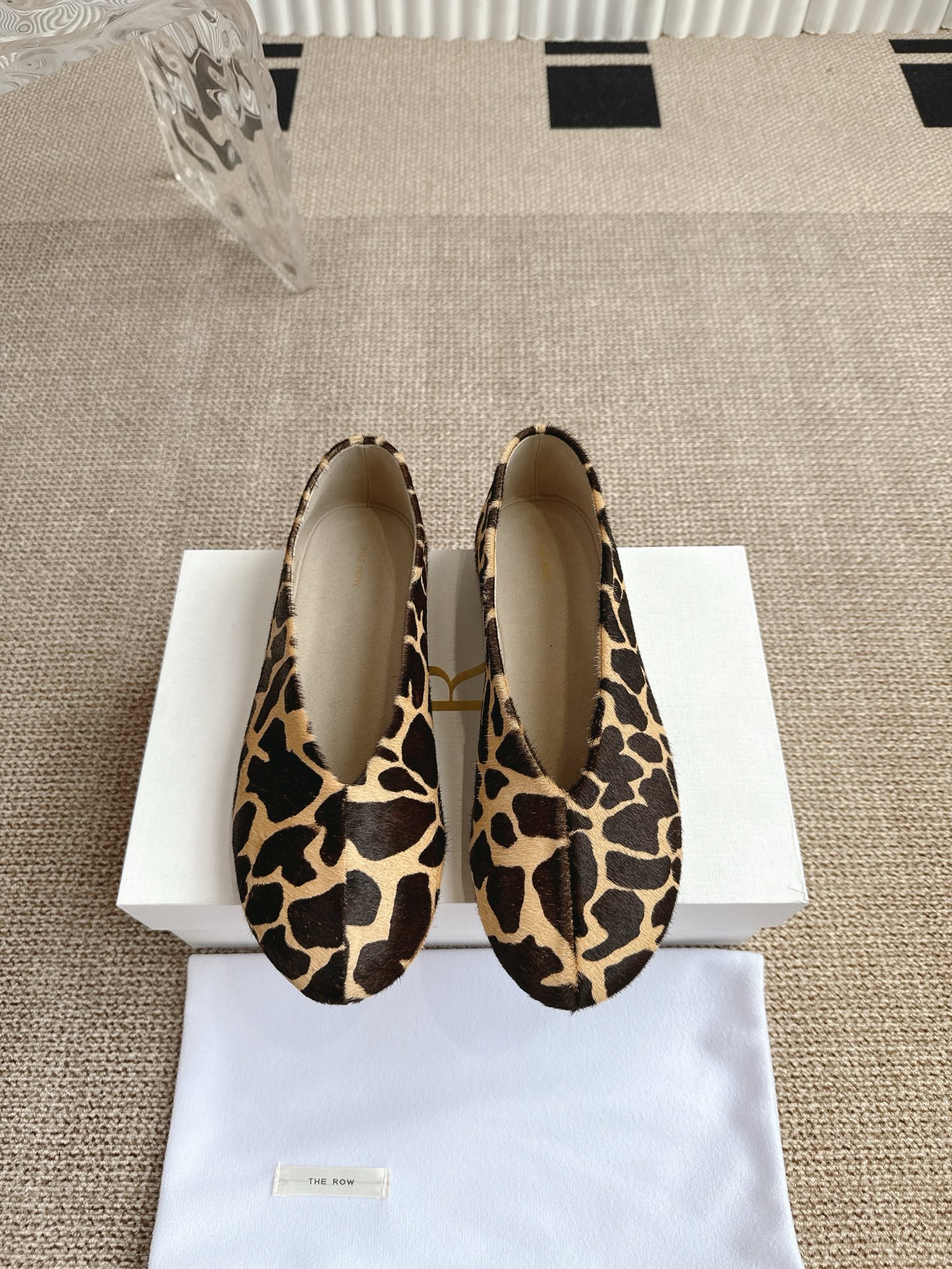 NO:415335,The row25 spring and summer new flat single shoes dancing shoes. You rarely see a dancing shoes that are so fine and have a strong tolerance for the feet. It embellishes the foot shape properly without losing its unique charm. It is convenient to wear on the feet, and is very comfortable, and has no problems with daily wear. It is super versatile!  Upper sheepskin inner sheepskin, original molded rubber sole, size: 35-40 (40 custom made, no return or exchange), single shoes, sheepskin19860909The row25春夏新款平底单鞋跳舞鞋奶奶鞋很少会看到一款跳舞鞋会做到这么精细、而且对脚的包容性特别强,把脚型修饰得妥妥的,又不失独特韵味,上脚方便便捷,且非常舒适、日常穿都没有问题的、超级百搭！ 鞋面羊皮 内里羊皮 大底原版开模橡胶大底 码数:35-40（40订做不退换）,单鞋,sheepskin,Women's Shoes