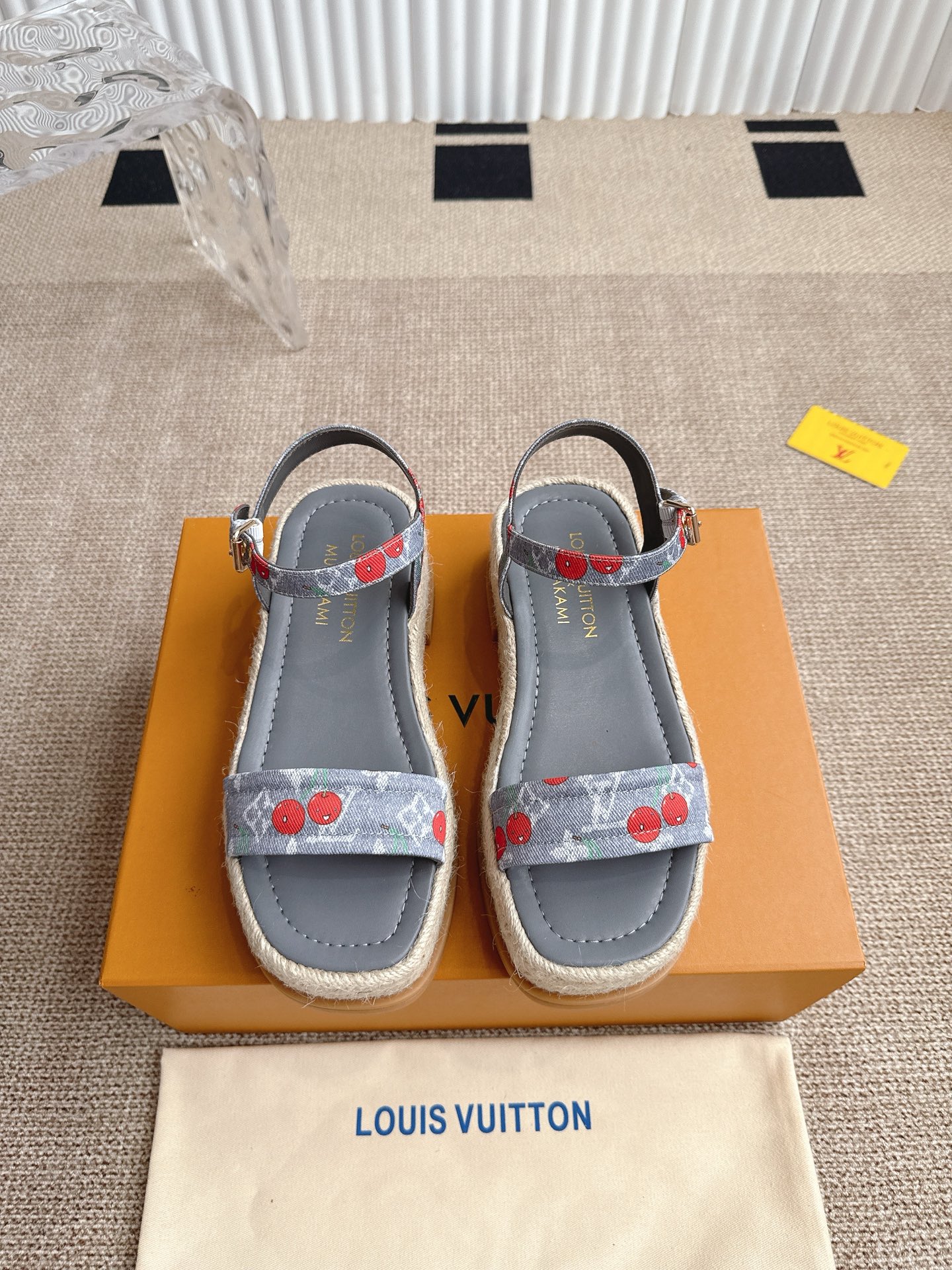 NO:415327,LV Louis Vuitton MAYA PLATFORM canvas sandals shoes This Maya Platform canvas loafer splicing Monogram jacquard woven upper and comfortable hemp rope braided waterproof platform, citing classic canvas loafer design. Geometric W letters and Monogram floral upper, contrasting leather rear straps are tied with dazzling buckles. Monogram jacquard woven adjustable buckle laces Louis Vuitton elements hemp rope braided rubber outsole Size 35-41, sandals, louis vuitton, louis vuitton, tom ford, sandals19860909LV 路易威登MAYA PLATFORM 帆布凉鞋鞋  本款 Maya Platform 帆布便鞋拼接 Monogram 提花织纹鞋面与舒适麻绳编织防水台,援引经典帆布便鞋设计.几何形状W字母与 Monogram 花卉装点鞋面,撞色皮革后带由耀目搭扣收束. Monogram 提花织纹 可调节搭扣鞋带 路易威登元素 麻绳编底 橡胶外底 码数35-41,凉鞋,louis vuitton,louis vuitton,tom ford,sandals,Women's Shoes