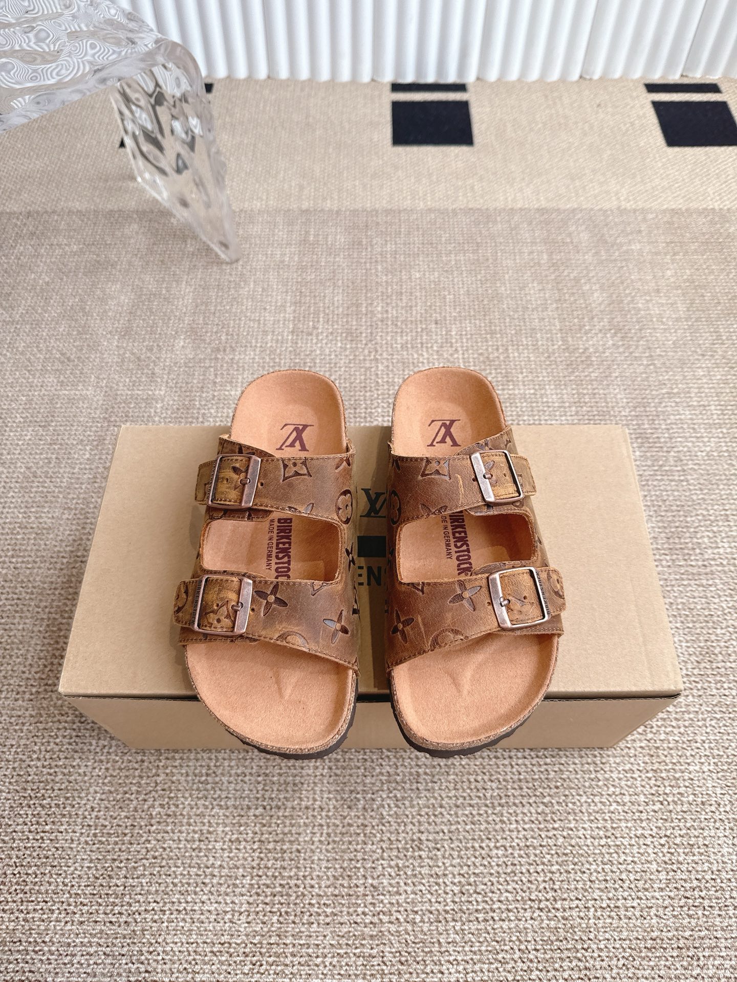 NO:415309,Louis Vuitton × BIRKENSTO joint cooperation model Boston two-belt soft sole, Birkenstock beach cool, the classic Birkenstock soft sole is launched strongly, a brand is a type, its structure is made of ergonomic design, making the feet completely free and comfortable, so the structure of its foot bed is completely in line with the curve of the feet. In the hot summer, a pair of light and comfortable pairs are indispensable. This oak wood Birkenstock cork shoes are retro double buckle casual beach women's tow, which is simply a savior!  Customized presbyterian leather inner cowhide sole original mold opening EVA ultralight material size 35-40 for women (41 custom made without return) Men 40-45, slippers, birdstock, louis vuitton, slippers, cowhide19860909Louis Vuitton × BIRKENSTO联名合作款Boston两带软底 勃肯沙滩凉 万年经典勃肯软底强势推出,一个品牌就是一个类型,其构造鉴于人体工学设计,让脚完全解放舒适打造的,所以其脚床的构造完全贴合脚的弧度. 夏日炎炎,少不了一双轻盈又舒适的,这款橡木材质勃肯软木鞋复古双扣休闲沙滩女拖,简直就是救星！ 鞋面定制老花皮 内里牛皮 鞋底原版开模EVA超轻材料 码数女35-40（41定做不退换） 男40-45,拖鞋,birkenstock,louis vuitton,slippers,cowhide,Women's Shoes