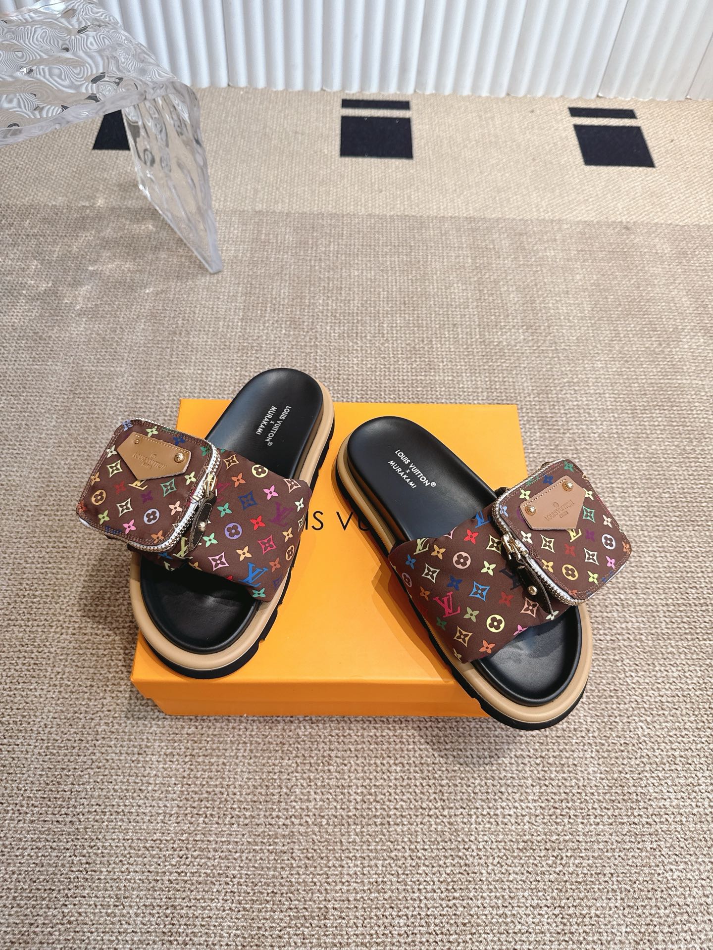 NO:410674,LV 2025 hit embossed logo embossed sandals Pool Pillow Comfort Flat sandals material technology fabric reinterpreted with high frequency imprinting technology Monogram pattern Soft padded upper with adjustable Velcro Comfort Comfort Insole Adds harmonious color Fabric Original customized technology fabric Inner Soft sheepskin Sole Original open mold rubber foam sole Size: 35-45, slippers, louis vuitton, slippers, sheepskin19860909LV 2025爆款 浮雕logo 压花 凉拖鞋  Pool Pillow Comfort 平底凉拖取材科技织物 以高频压印技术重绎 Monogram 图案 柔软加垫鞋面搭配可调节魔术贴 舒适韧性鞋垫再添和谐色彩 面料 原版定制科技织物 内里 柔软羊皮里 鞋底 原版开模橡胶发泡大底 码数: 35-45,拖鞋,louis vuitton,slippers,sheepskin,Women's Shoes