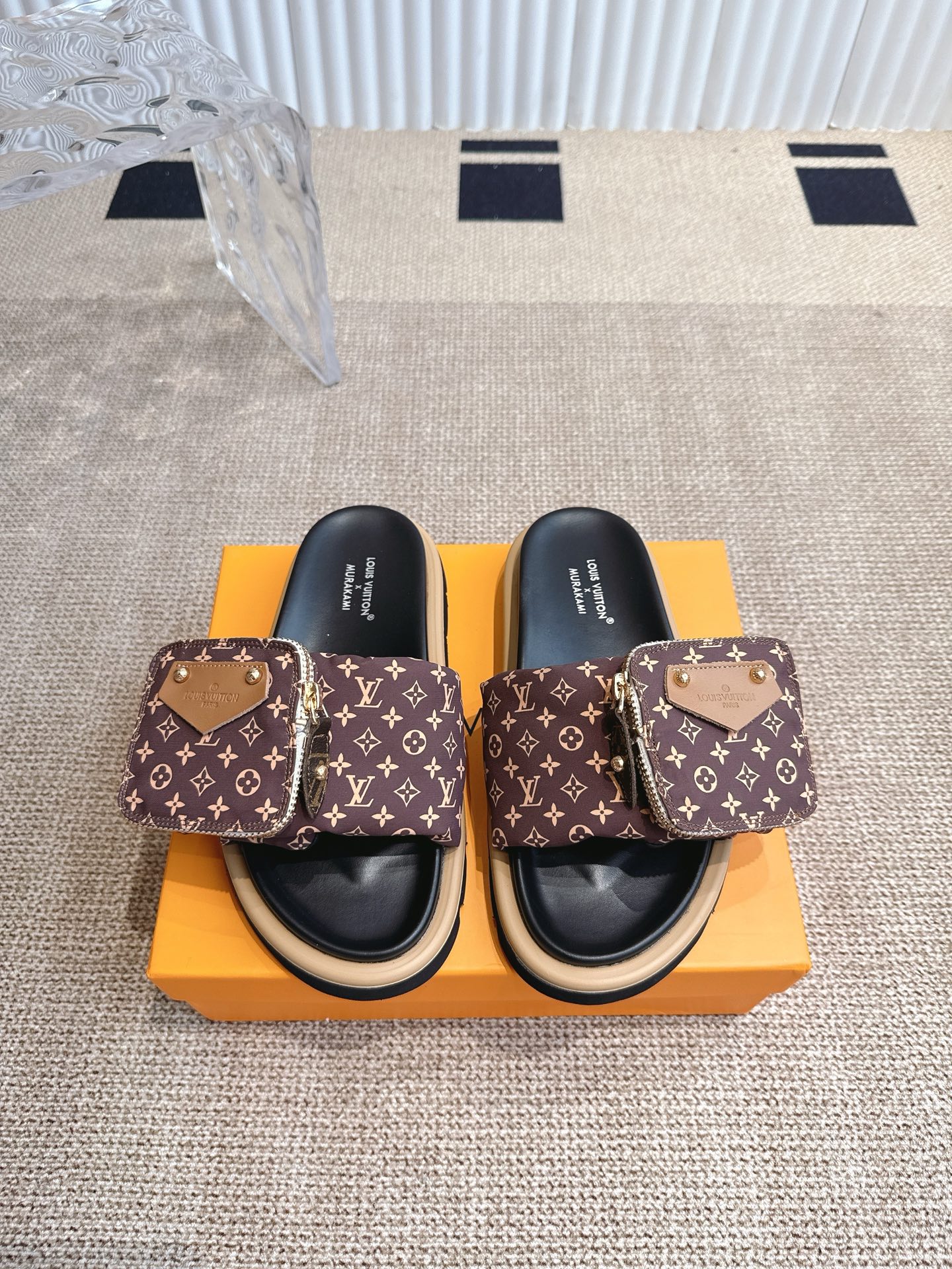 NO:415275,LV hits, embossed logo, sandals, Pool Pillow Comfort, flat sandals, material, technology fabric, reinterpreted with high frequency imprinting technology, Monogram pattern, soft padded upper with adjustable Velcro, comfortable and tough insole, added harmonious color, fabric, original customized technology fabric, inner soft sheepskin, sole, original open molded rubber foamed sole, size: 35-45, slippers, louis vuitton, slippers, sheepskin19860909LV 爆款 浮雕logo 压花 凉拖鞋  Pool Pillow Comfort 平底凉拖取材科技织物 以高频压印技术重绎 Monogram 图案 柔软加垫鞋面搭配可调节魔术贴 舒适韧性鞋垫再添和谐色彩 面料 原版定制科技织物 内里 柔软羊皮里 鞋底 原版开模橡胶发泡大底 码数: 35-45,拖鞋,louis vuitton,slippers,sheepskin,Women's Shoes