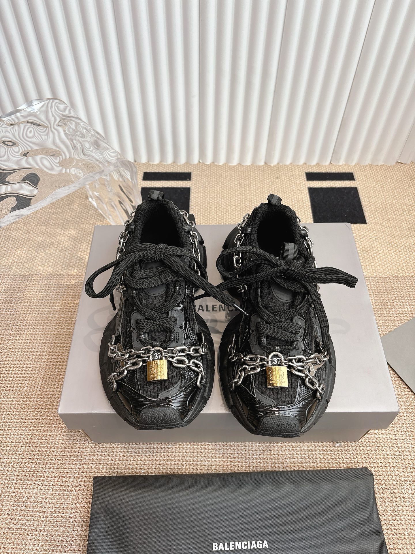NO:415313,Balenciaga Balenciaga 3XL all black chains. Subvert imagination and reshape classics. When the retro trend collides with future aesthetics, Balenciaga Balenciaga 16th generation MONDAY black dad shoes have once again ignited the trend circle!  The shoe body is made of ** top layer cowhide material, with delicate and flexible touch, and is matched with exaggerated volumetric contours and reflective details to create a highly recognizable pioneering shape. The multi-layered rubber outsole is not only anti-slip and wear-resistant, but also strengthens the visual impact with a three-dimensional layering, and each step shows an unruly attitude. Continuing the brand's iconic ** old-fashioned process**, the upper and shoelaces are specially treated to present a natural wear retro texture, and the details reveal the 'unfinished' artistic beauty, perfectly balancing roughness and exquisiteness. The inner side of the shoe tongue is accurately imprinted with the brand logo, and the toe size font is rough and powerful, interpreting genes from the inside to the outside. As a classic Balenciaga Triple  The innovation of the S series continues, and the 16th generation MONDAY conquers fashion experts and daily wearers with the most comfortable foot feeling and versatile attributes. Whether it is paired with wide-leg pants to lengthen the leg proportions or collide with street style items, it can become the focus of the styling. size35-44, dad shoes, balenciaga, balenciaga, cowhide19860909Balenciaga巴黎世家3XL全黑锁链.   颠覆想象,重塑经典当复古风潮与未来美学碰撞,Balenciaga巴黎世家16代MONDAY黑色老爹鞋以前卫设计与极致工艺再次引爆潮流圈！鞋身采用**头层牛皮材质**,触感细腻柔韧,搭配夸张的体积轮廓与反光细节,打造出极具辨识度的先锋造型.多层组合橡胶大底不仅防滑耐磨,更以立体层次感强化视觉冲击力,每一步都彰显不羁态度. 延续品牌标志性**做旧工艺**,鞋面与鞋带经特殊处理呈现自然磨损的复古质感,细节处透露出“未完成”的艺术美感,完美平衡粗犷与精致.鞋舌内侧精准压印品牌Logo,鞋头尺码字体粗犷有力,从内至外诠释基因.作为巴黎世家经典Triple S系列的革新延续,16代MONDAY以**舒适脚感**与**百搭属性**征服时尚达人与日常穿搭者.无论是搭配阔腿裤拉长腿部比例,还是与街头风单品碰撞,皆能成为造型焦点. size35-44,老爹鞋,balenciaga,balenciaga,cowhide,Women's Shoes