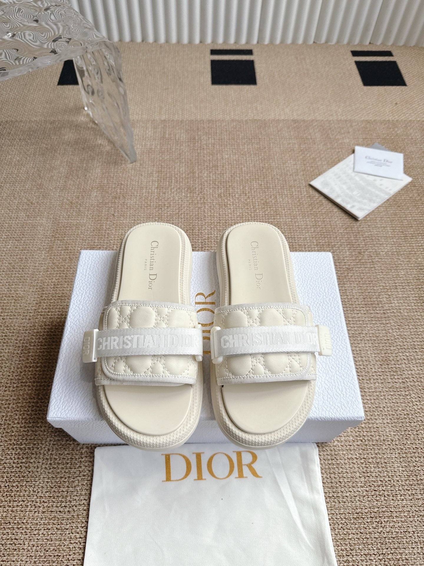 NO:415234,Diorviera Dway Cotton Sandals This Dway cotton sandals are from the Diorviera limited series, and are designed for stylish and casual. They are carefully crafted from cotton fabrics, decorated with dark blue Oblique prints, and the upper is decorated with white rubber Christian Dior Paris logo. The lightweight and thick-soled design can be matched with other items from the Diorviera limited series. Size 35-41, slippers, dior, slippers19860909Dioriviera Dway 棉质凉拖  这款 Dway 棉质凉拖来自 Dioriviera 限定系列,设计时尚休闲.采用棉质面料精心制作,饰以深蓝色 Oblique 印花,鞋面点缀以白色橡胶 Christian Dior Paris 标志.轻盈厚底设计,可与 Dioriviera 限定系列的其他单品搭配. 码数35-41,拖鞋,dior,slippers,Women's Shoes
